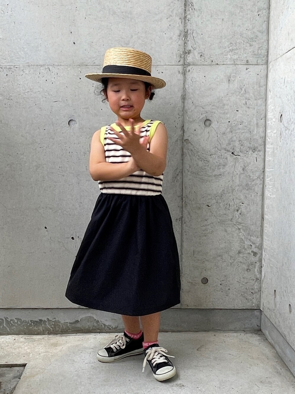 ブラック系のワンピース、ブラック系のスニーカー、ピンク系のソックス/靴下を着用したキッズの夏コーディネートの3枚目の写真