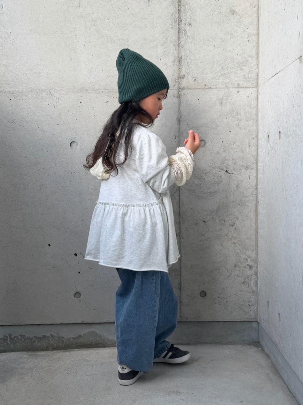 ホワイト系のTシャツ/カットソー、グレー系のワンピース、ブルー系のパンツを着用したキッズの秋コーディネートの2枚目の写真