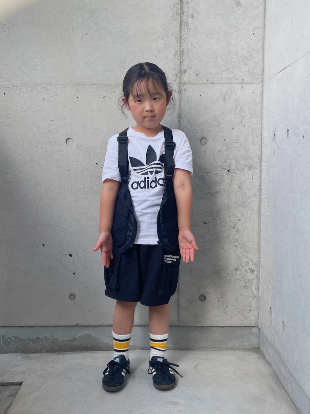 ブラック系のジャージ、ブラック系のパンツ、ブラック系のスニーカーを着用したキッズの夏コーディネートの2枚目の写真