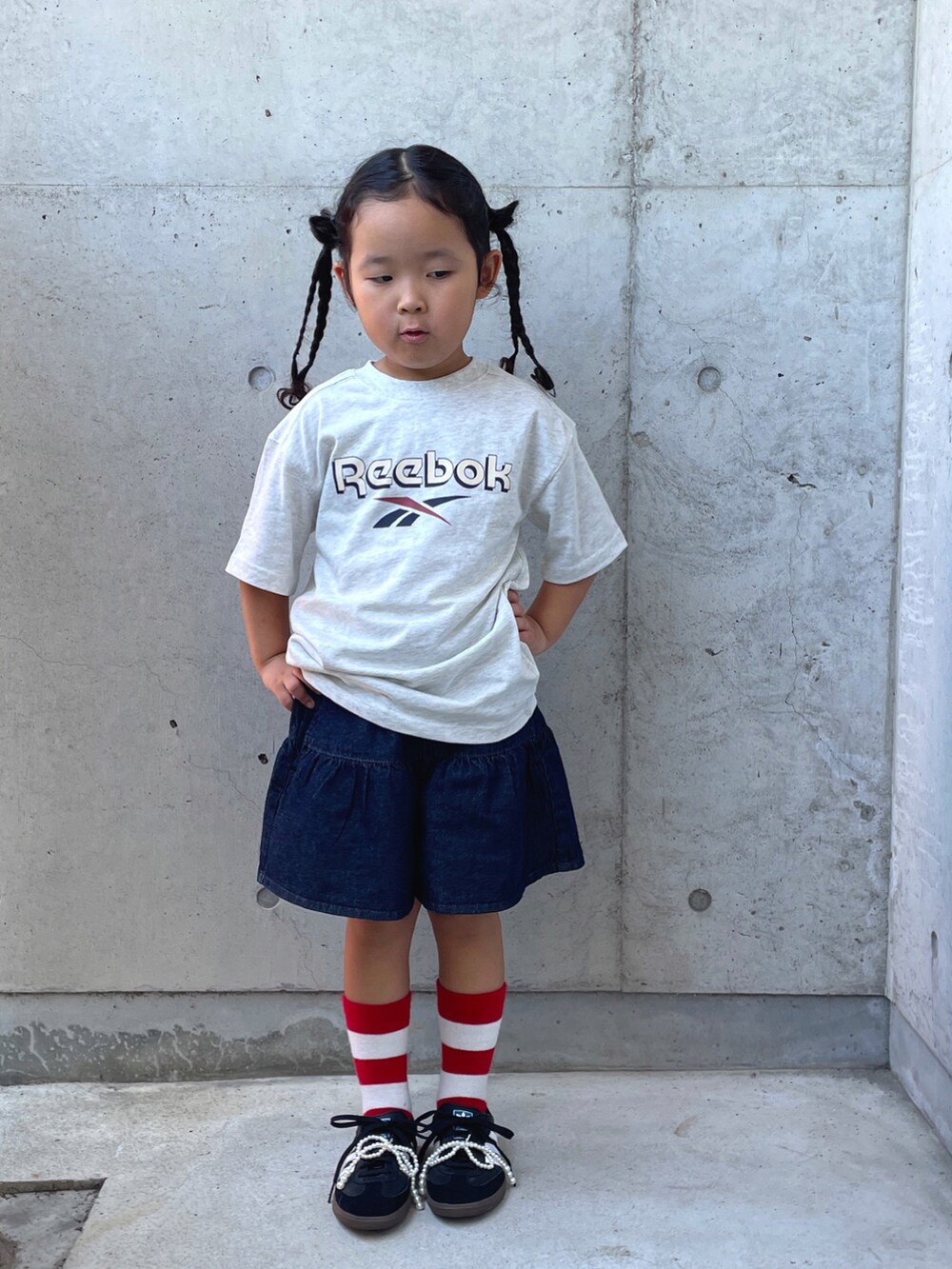 ブルー系のパンツ、グレー系のTシャツ/カットソー、ブラック系のスニーカーを着用したキッズの秋コーディネートの5枚目の写真