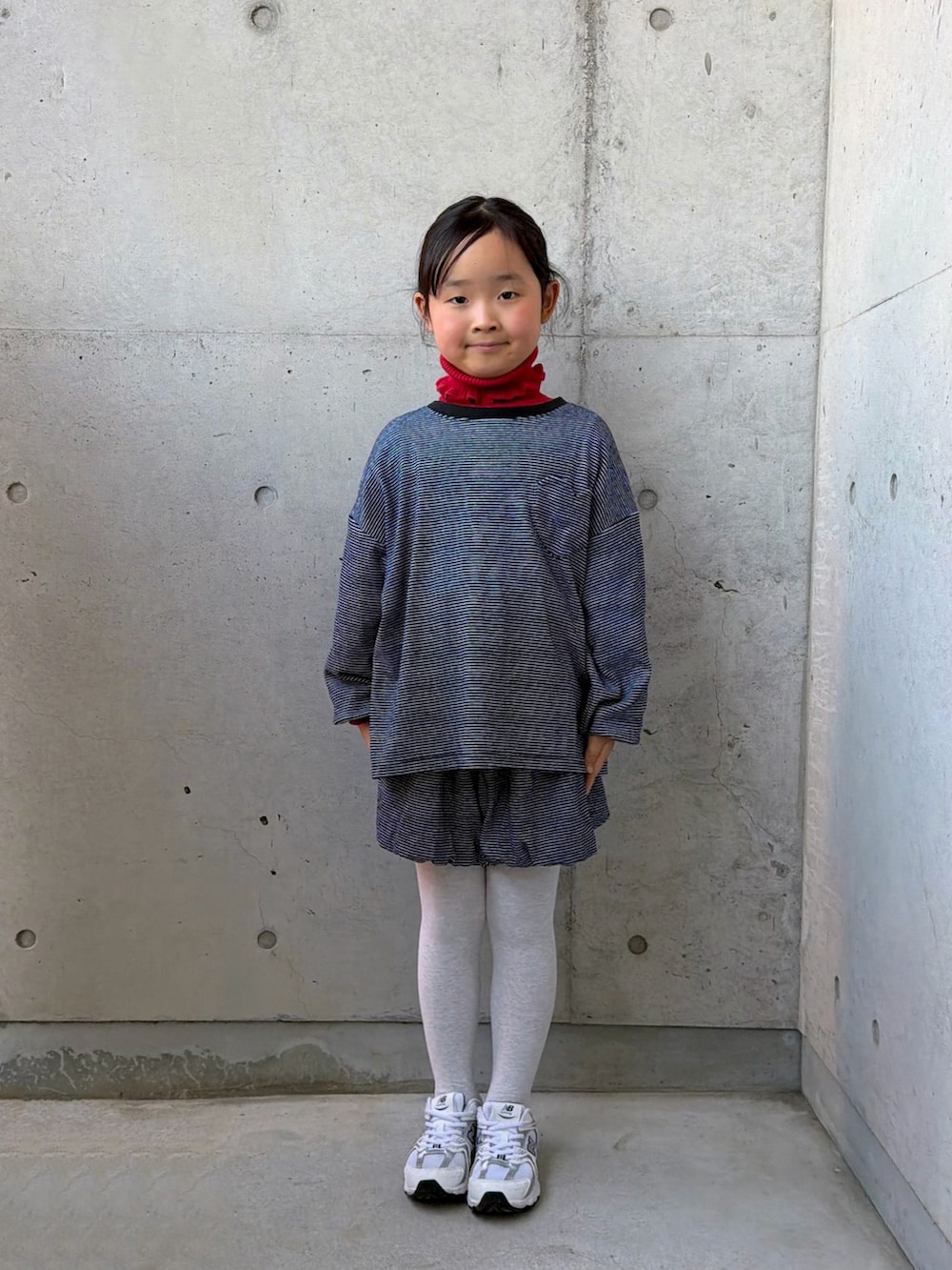 ブラック系のTシャツ/カットソー、レッド系のニット/セーター、ブラック系のその他パンツを着用したキッズの冬コーディネートの3枚目の写真