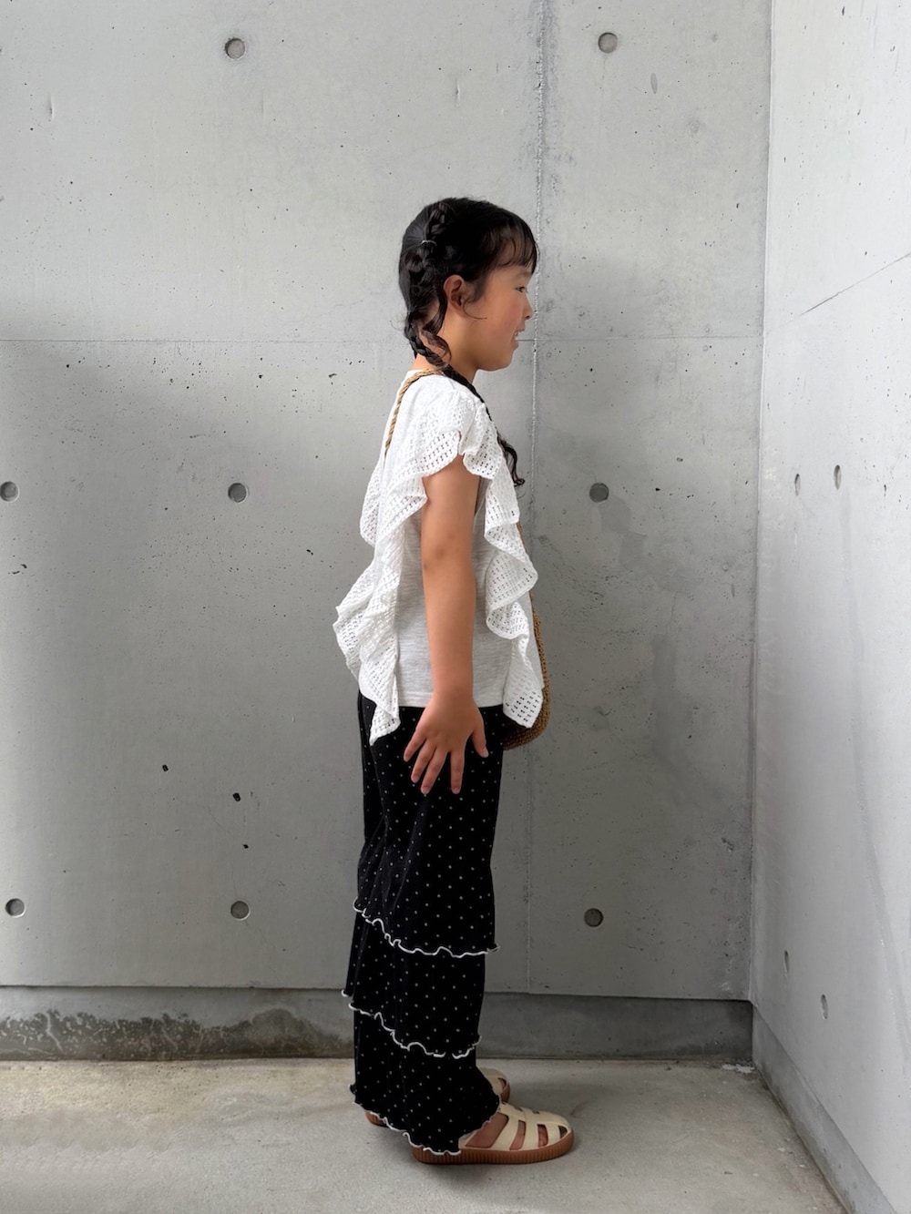 グレー系のTシャツ/カットソー、ブラック系のその他パンツ、ベージュ系のショルダーバッグを着用したキッズの夏コーディネートの5枚目の写真