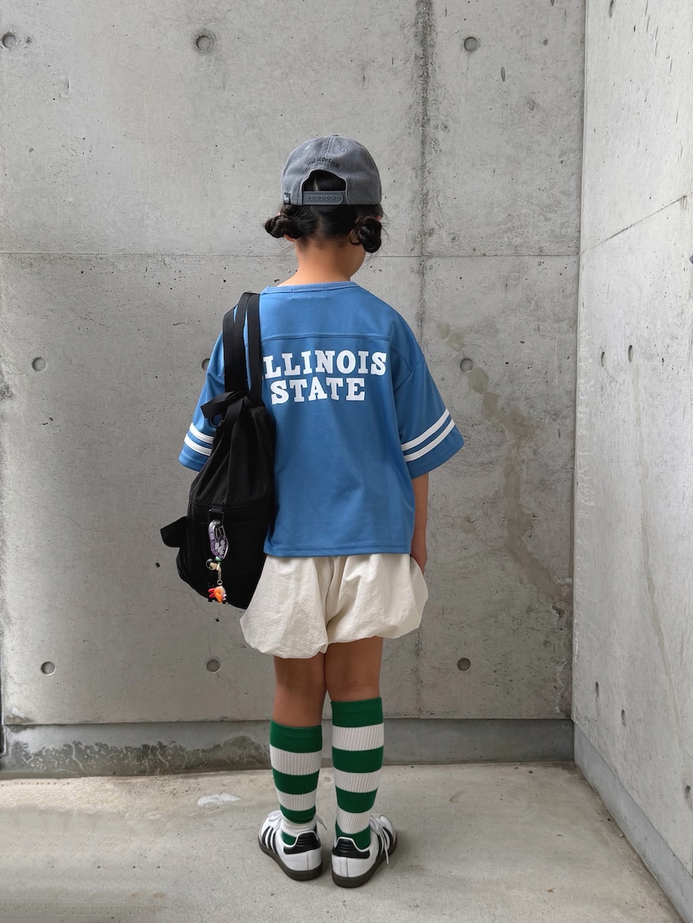 ブルー系のTシャツ/カットソー、ホワイト系のその他パンツ、ブラック系のバックパック/リュックを着用したキッズの夏コーディネートの3枚目の写真