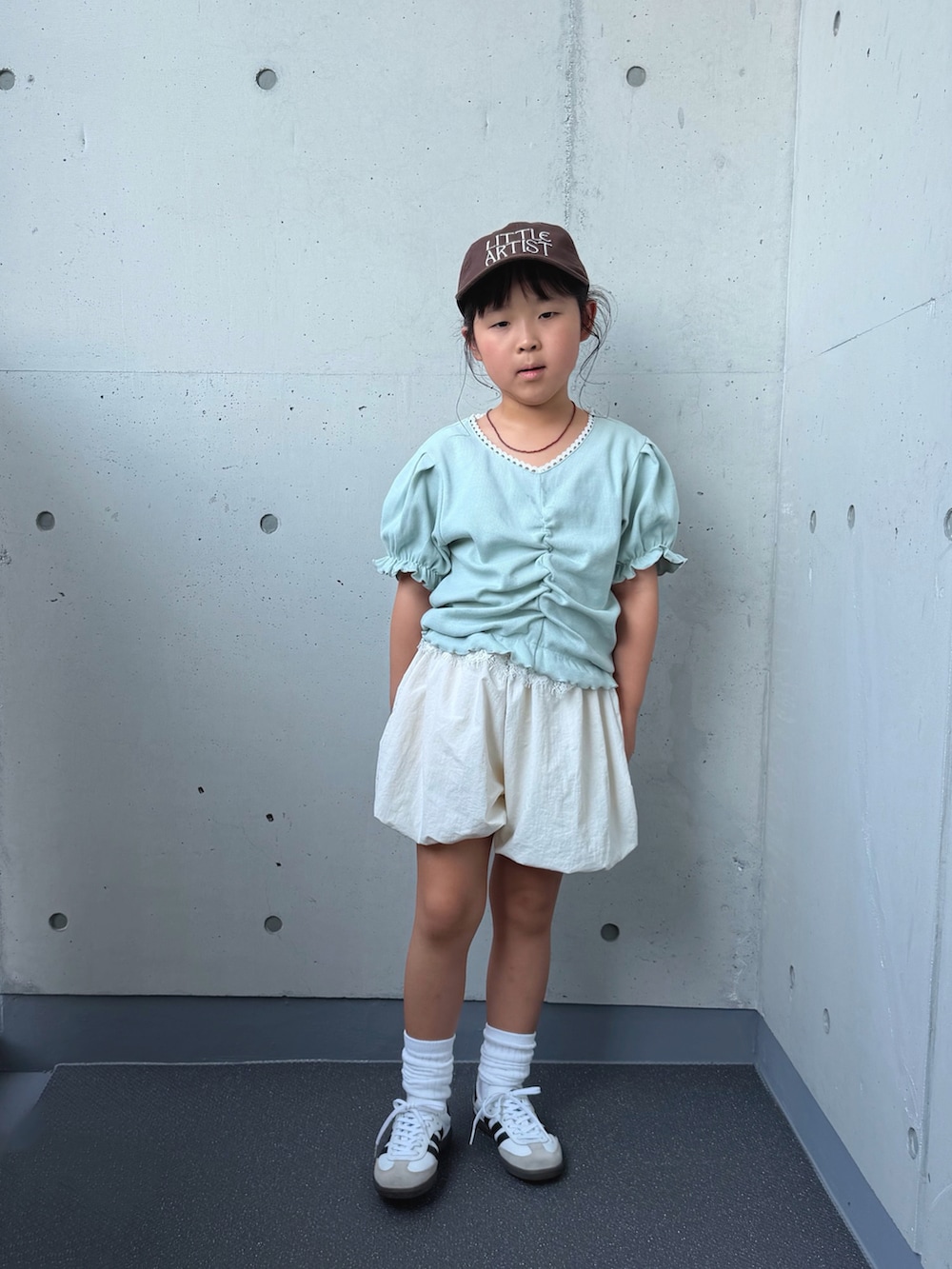 ブルー系のTシャツ/カットソー、ホワイト系のスニーカー、グリーン系のソックス/靴下を着用したキッズの夏コーディネートの3枚目の写真