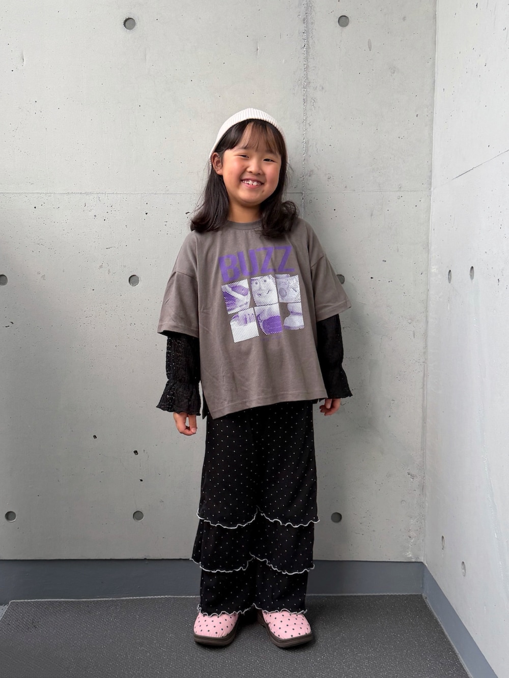 ブラック系のTシャツ/カットソー、ブラック系のその他パンツ、ブラック系のTシャツ/カットソーを着用したキッズの秋コーディネートの5枚目の写真
