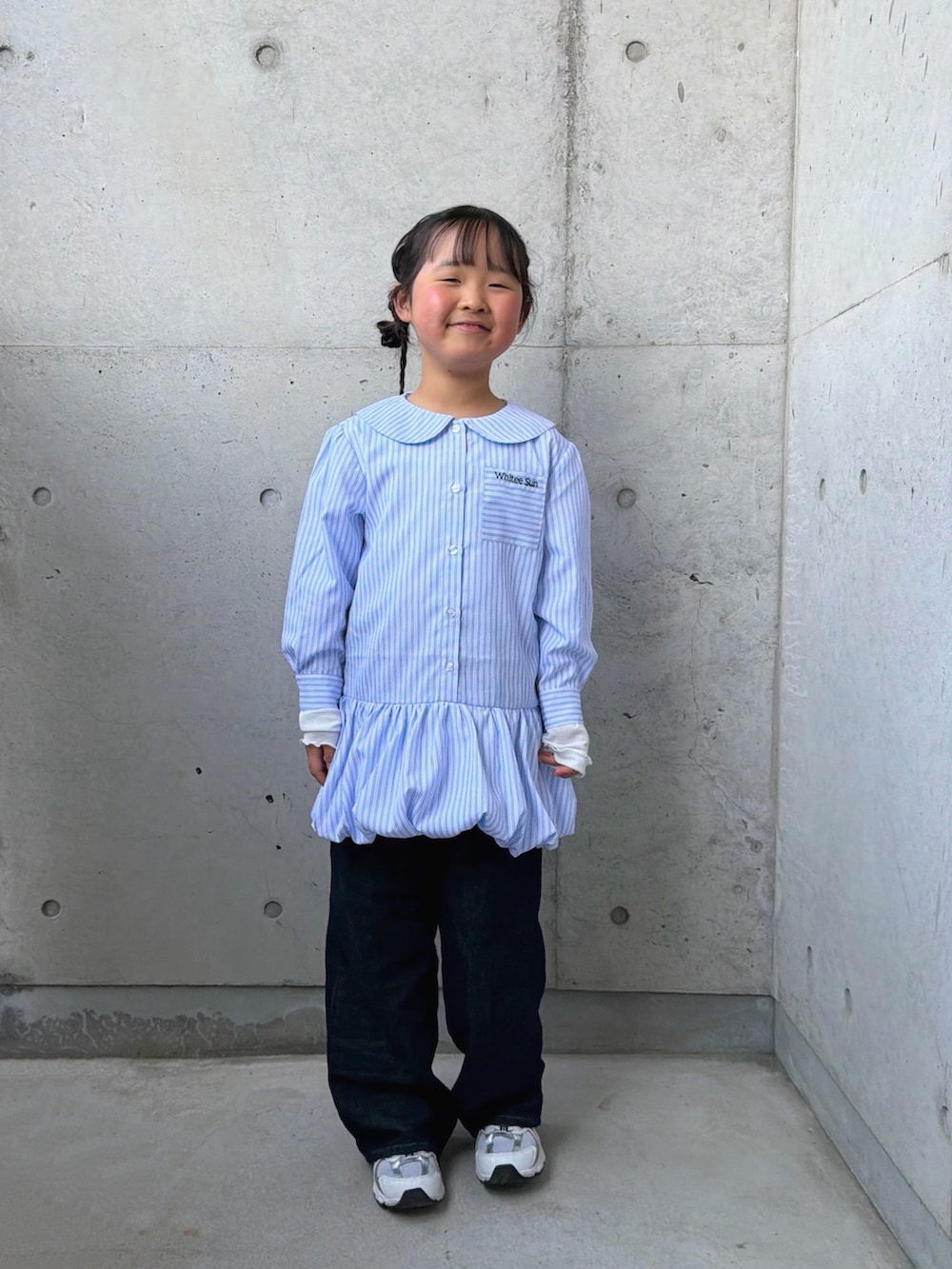 ブルー系のシャツ/ブラウス、ホワイト系のTシャツ/カットソー、ブルー系のデニムパンツを着用したキッズの春コーディネートの4枚目の写真