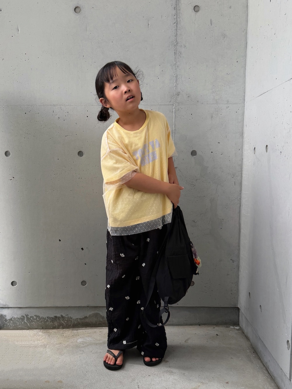 ブラック系のバックパック/リュック、イエロー系のTシャツ/カットソー、ブラック系のその他パンツを着用したキッズの夏コーディネートの3枚目の写真