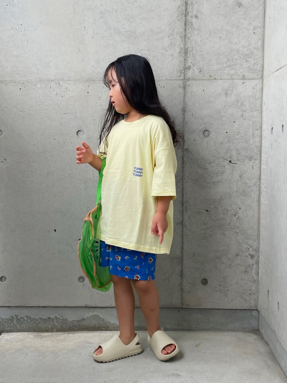 イエロー系のTシャツ/カットソー、ブルー系のその他パンツ、ベージュ系のサンダルを着用したキッズの夏コーディネートの2枚目の写真