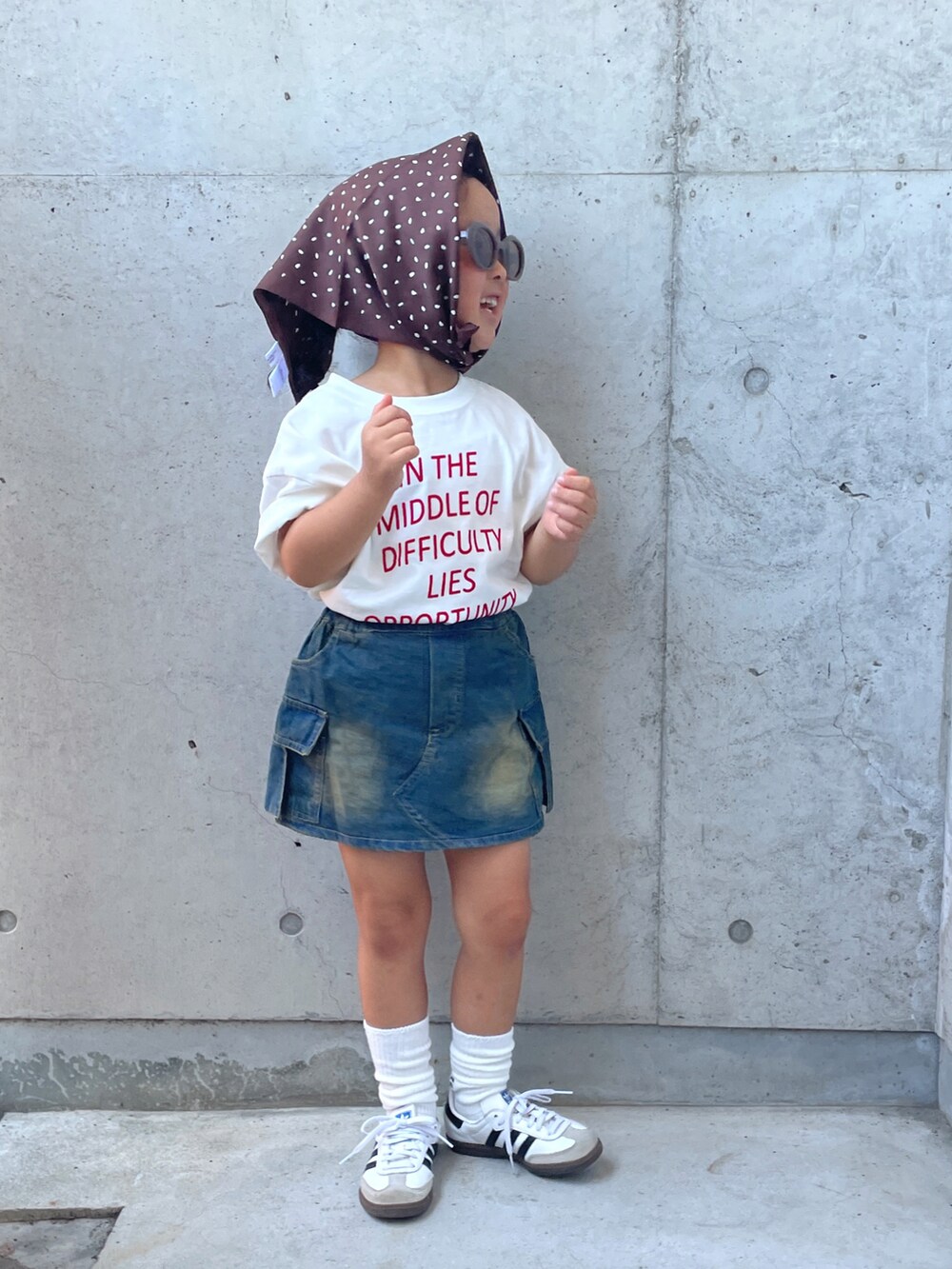 ブルー系のスカート、ホワイト系のTシャツ/カットソー、ホワイト系のスニーカーを着用したキッズの夏コーディネートの3枚目の写真