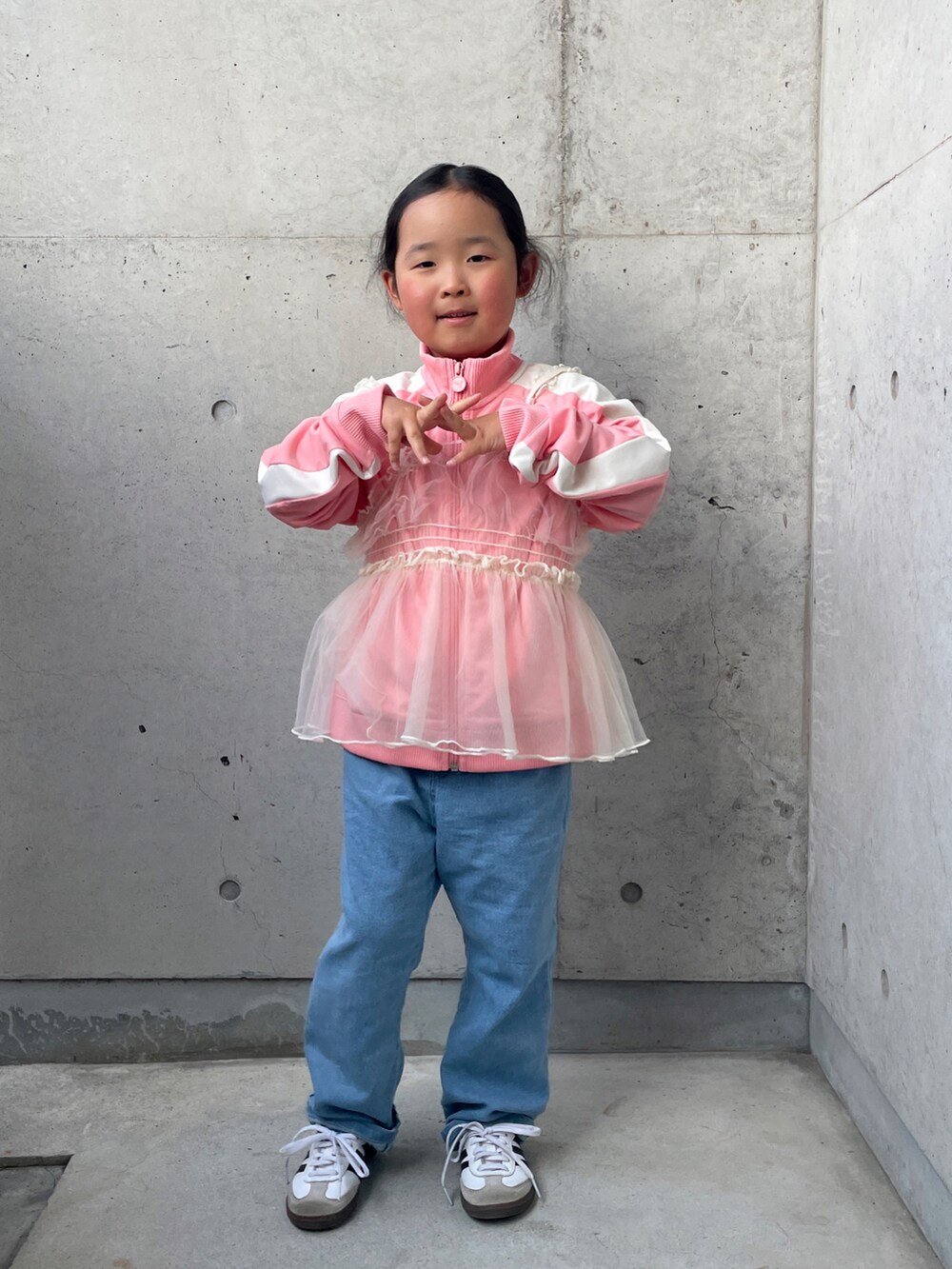 ピンク系のジャージ、ブラック系のTシャツ/カットソー、ホワイト系のスニーカーを着用したキッズの春コーディネートの5枚目の写真