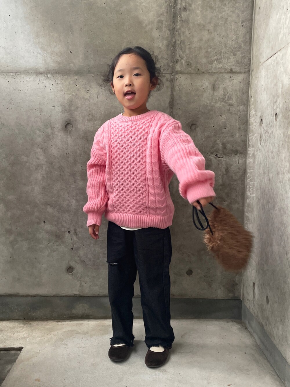 「ケーブルニット、レイヤードスタイル、デニムパンツ、バレエシューズ、キッズコーデ、キッズファッション、ショルダーバッグ」｜「しまむらのアイテム（ニット/セーター、ピンク系）」を使った、ioooさん（キッズ・110cm）の秋コーディネートの3枚目の写真