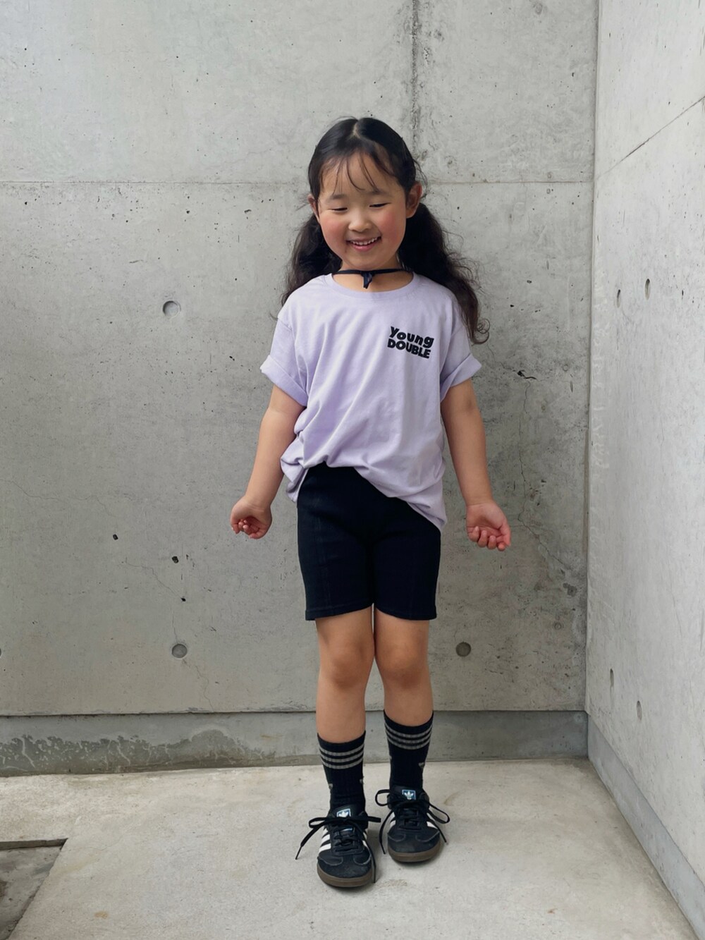 ブラック系のスニーカー、ブラック系のその他パンツ、パープル系のTシャツ/カットソーを着用したキッズの春コーディネートの4枚目の写真