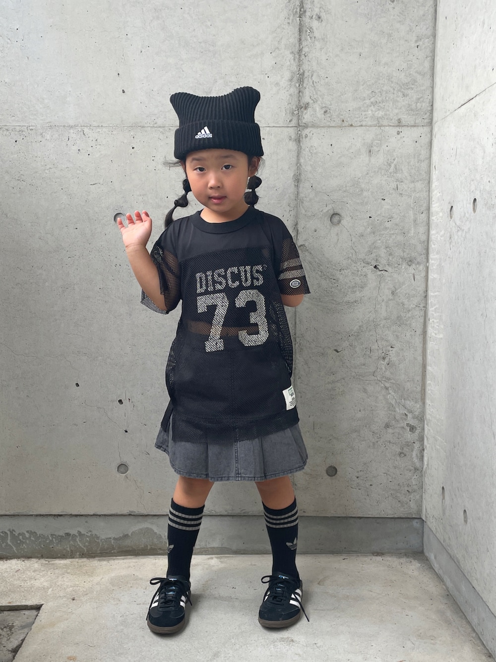 グレー系のスカート、ブラック系のキャミソール、ブラック系のTシャツ/カットソーを着用したキッズの秋コーディネートの4枚目の写真