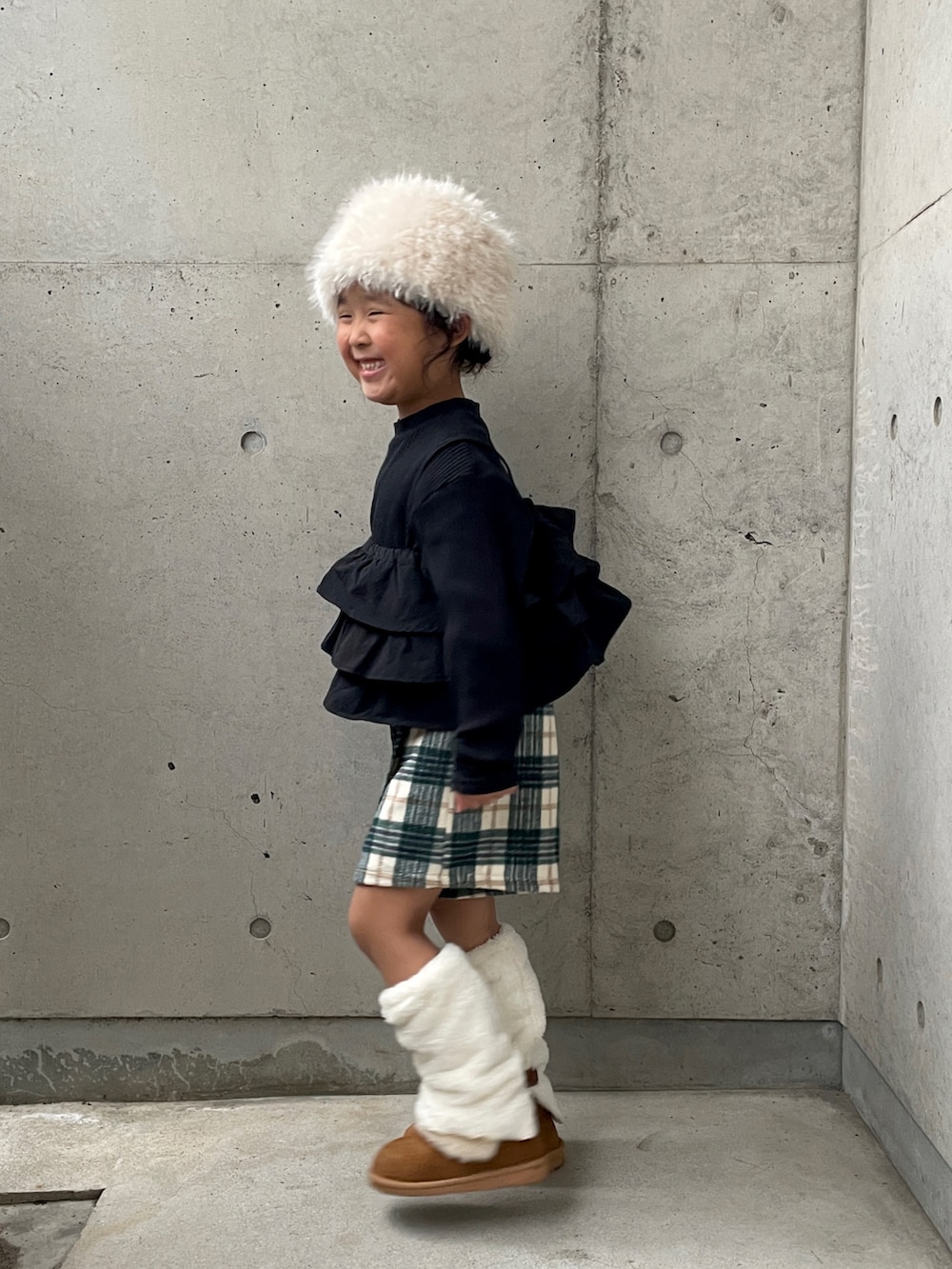 ブラック系のTシャツ/カットソー、グリーン系のその他パンツ、ブラウン系のブーツを着用したキッズの冬コーディネートの5枚目の写真