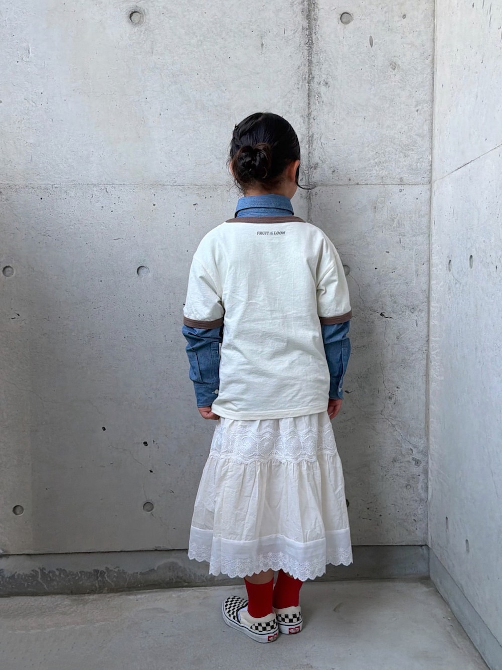 ホワイト系のTシャツ/カットソー、ブラック系のスリッポン、ブルー系のシャツ/ブラウスを着用したキッズの春コーディネートの3枚目の写真
