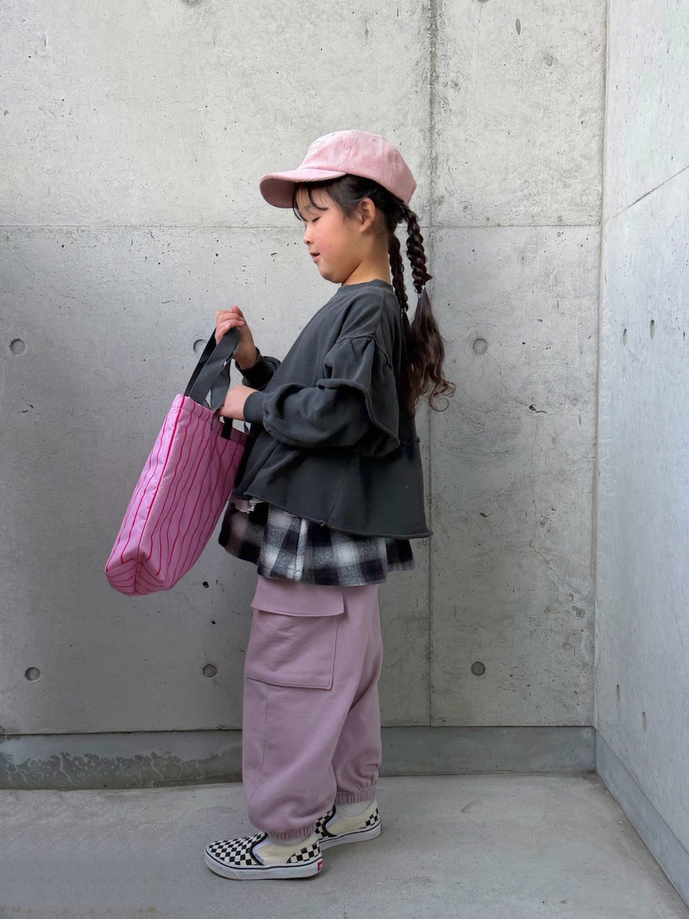グレー系のTシャツ/カットソー、ピンク系のカーゴパンツ、ブラック系のスカートを着用したキッズの冬コーディネートの2枚目の写真