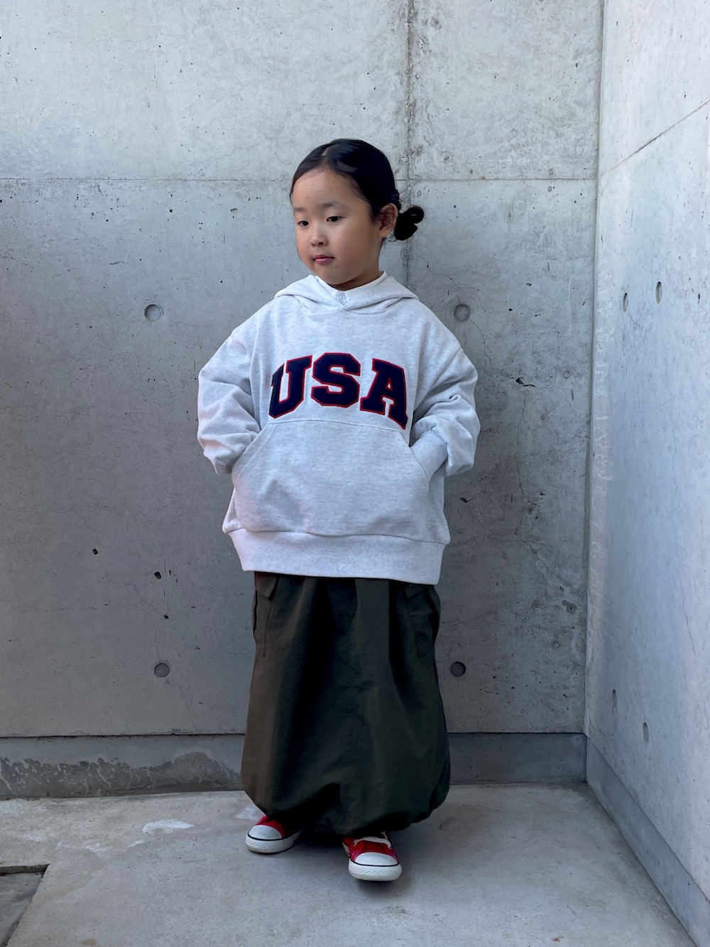 「パーカー、ロングスカート、キッズコーデ、冬コーデ、ラガーシャツ、ハイカットスニーカー、秋冬コーデ、ヘアアレンジ、カーゴスカート、オーバーサイズ」｜「LEPSIMの【KIDS】ラガーシャツ　158622（Tシャツ/カットソー、ピンク系）」を使った、ioooさん（キッズ・110cm）の秋コーディネートの4枚目の写真