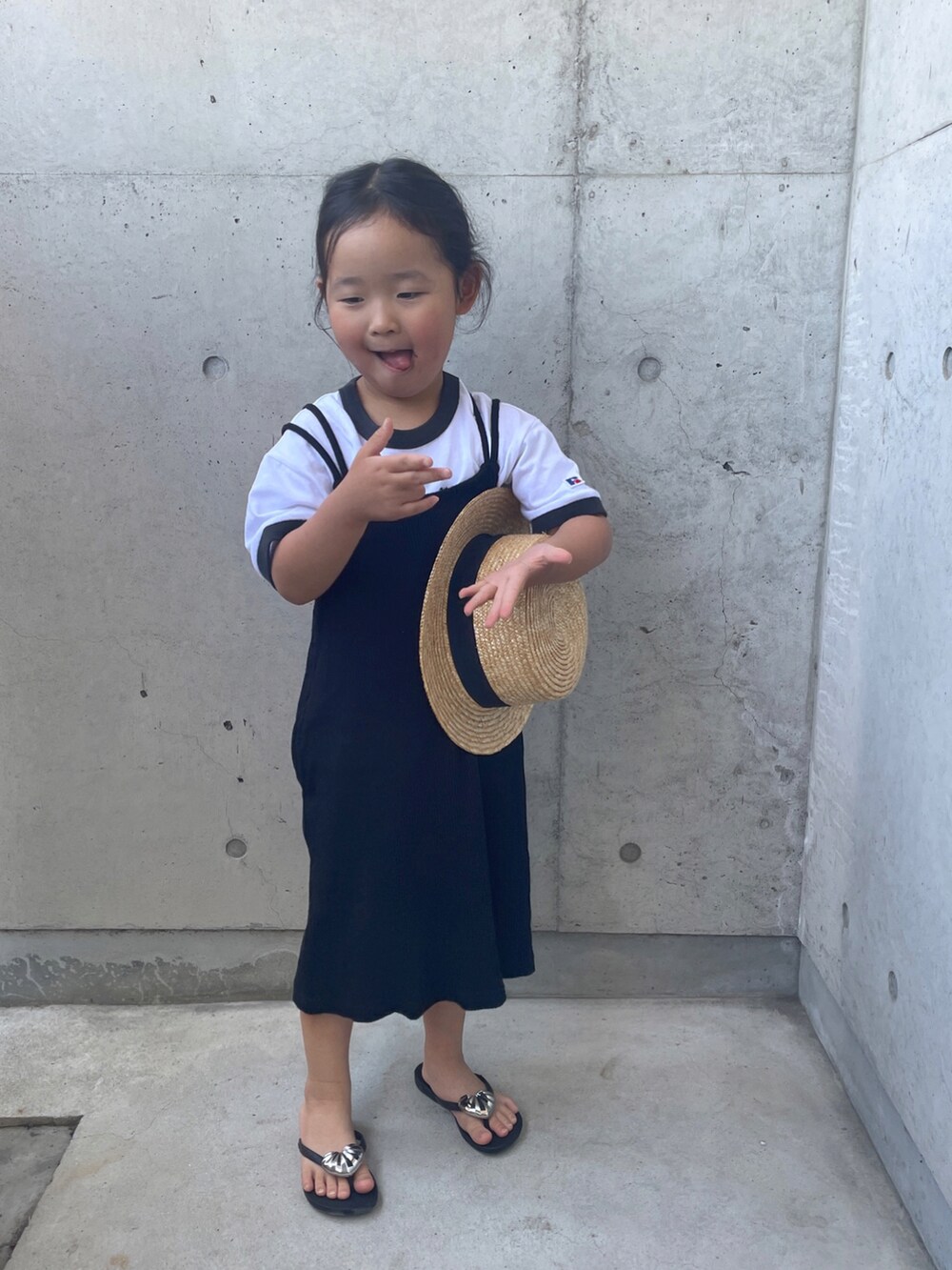 ホワイト系のTシャツ/カットソー、ホワイト系のTシャツ/カットソー、ブラック系のサンダルを着用したキッズの春コーディネートの4枚目の写真