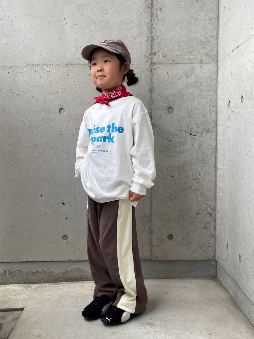 ホワイト系のTシャツ/カットソー、ブラウン系のその他パンツ、ブラック系のスニーカーを着用したキッズの春コーディネートの2枚目の写真