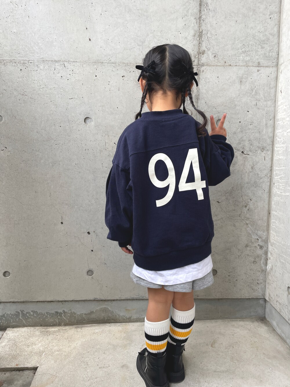 ブルー系のスウェット、ホワイト系のTシャツ/カットソー、グレー系のスカートを着用したキッズの春コーディネートの5枚目の写真