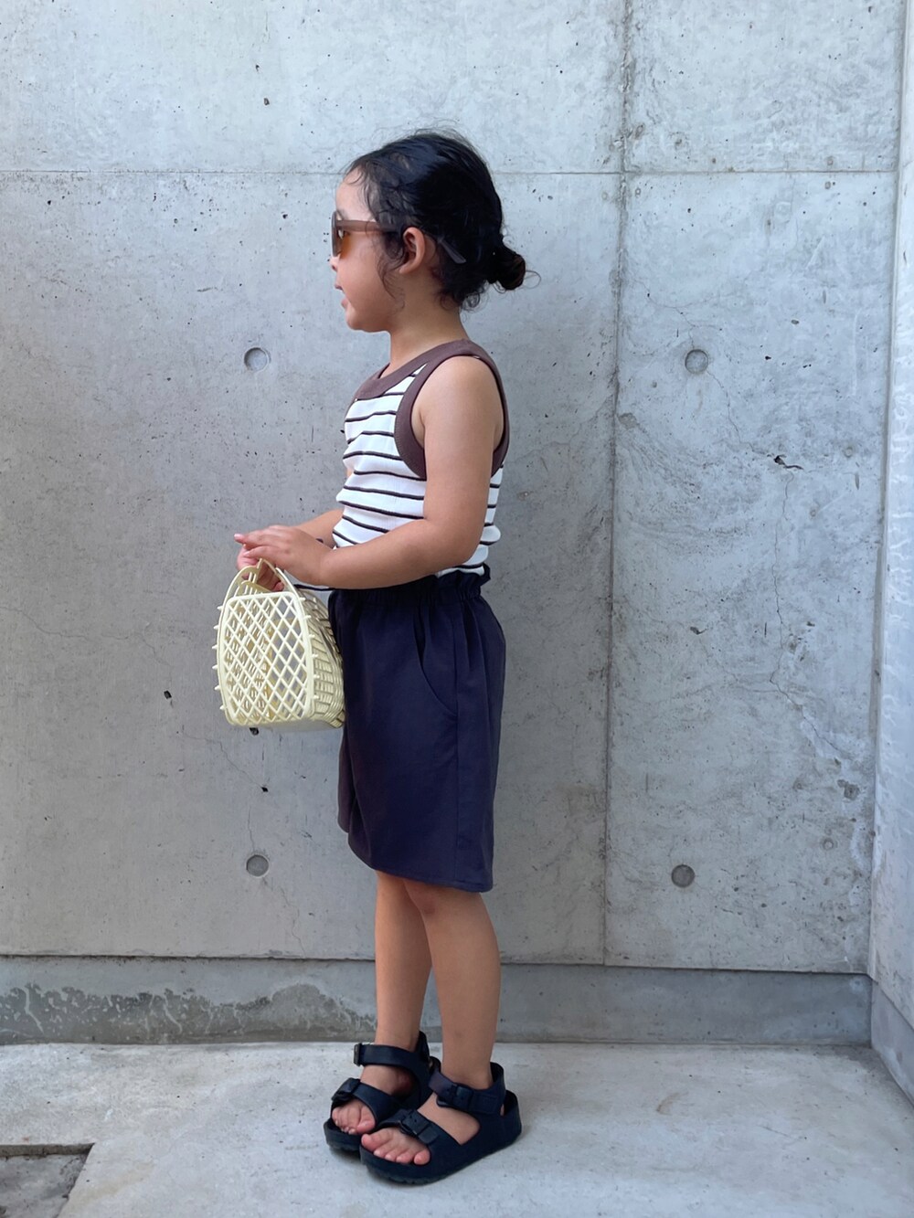 グレー系のその他パンツ、ブラウン系のタンクトップ、ブラック系のサンダルを着用したキッズの夏コーディネートの2枚目の写真
