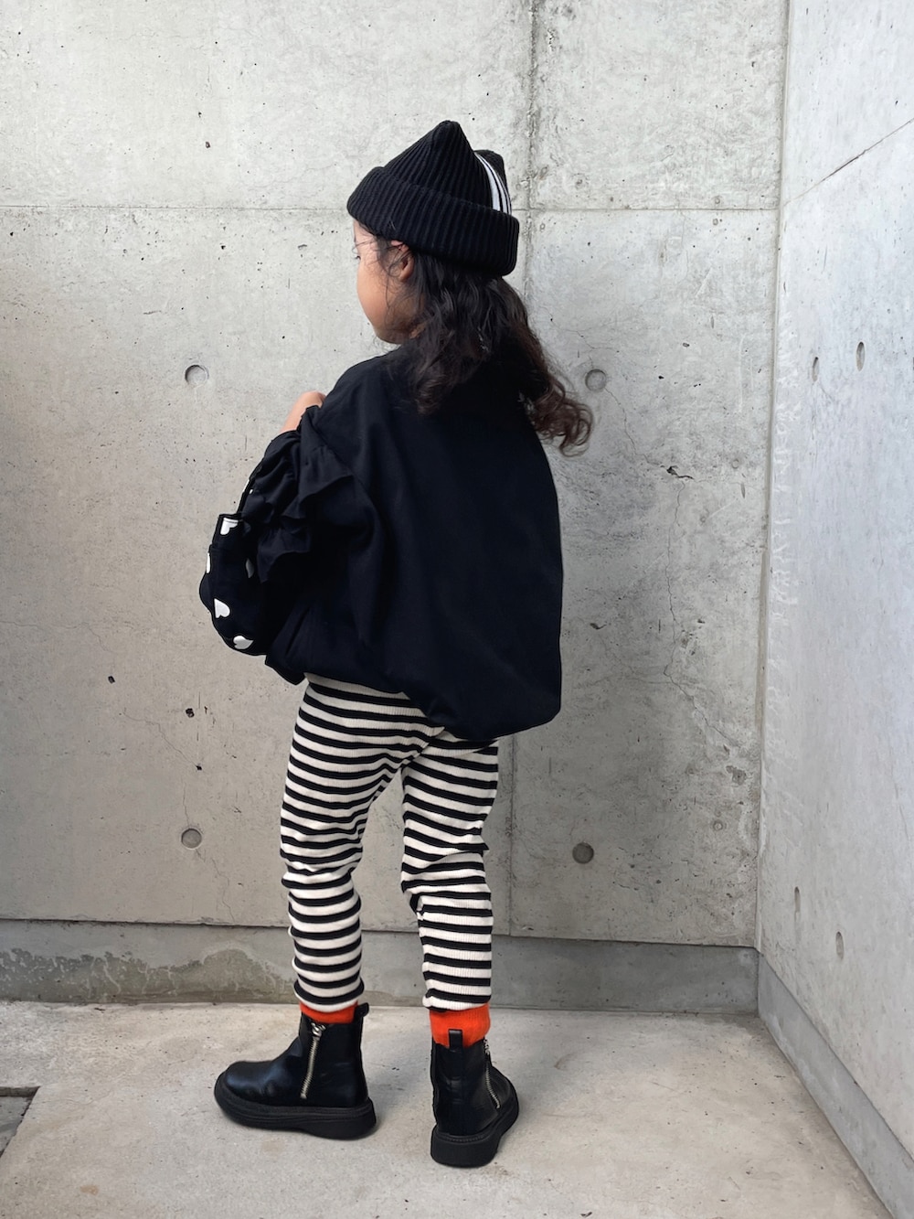 「秋っぽコーデ更新中、ハロウィン、モノトーン、モノトーンコーデ、ブラックコーデ、差し色コーデ、ボーダー、ワンピース、キッズコーデ、キッズファッション、女の子」｜「LOWRYS FARMのＵＳＡソデフリルワンピース　148563（ワンピース、ブラック系）」を使った、ioooさん（キッズ・110cm）の秋コーディネートの4枚目の写真