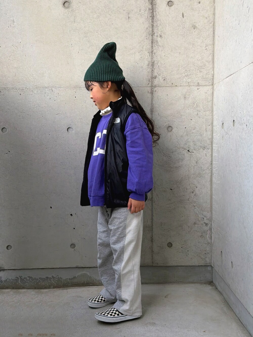 パープル系のTシャツ/カットソー、グレー系のスウェットパンツ、ブラック系のベストを着用したキッズの冬コーディネートの4枚目の写真