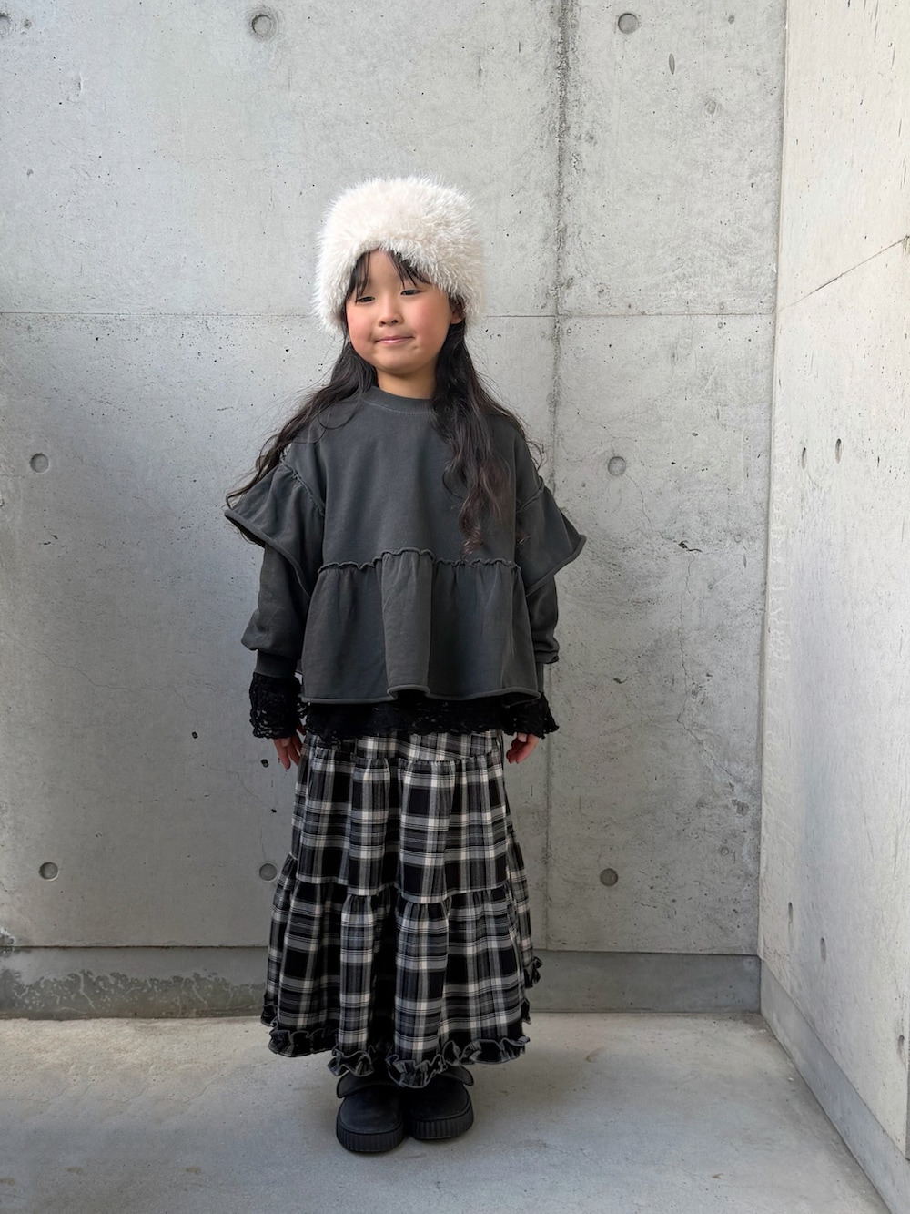 ブラック系のTシャツ/カットソー、グレー系のTシャツ/カットソー、ブラウン系のスカートを着用したキッズの冬コーディネートの5枚目の写真