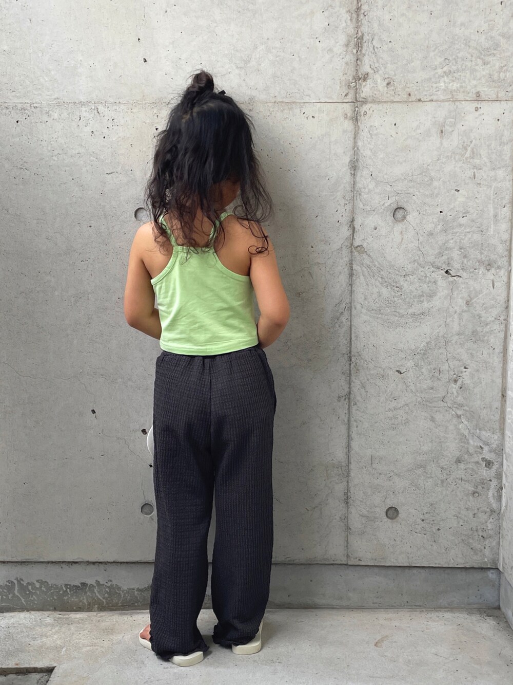 グリーン系のキャミソール、グレー系のその他パンツ、ホワイト系のサンダルを着用したキッズの夏コーディネートの3枚目の写真