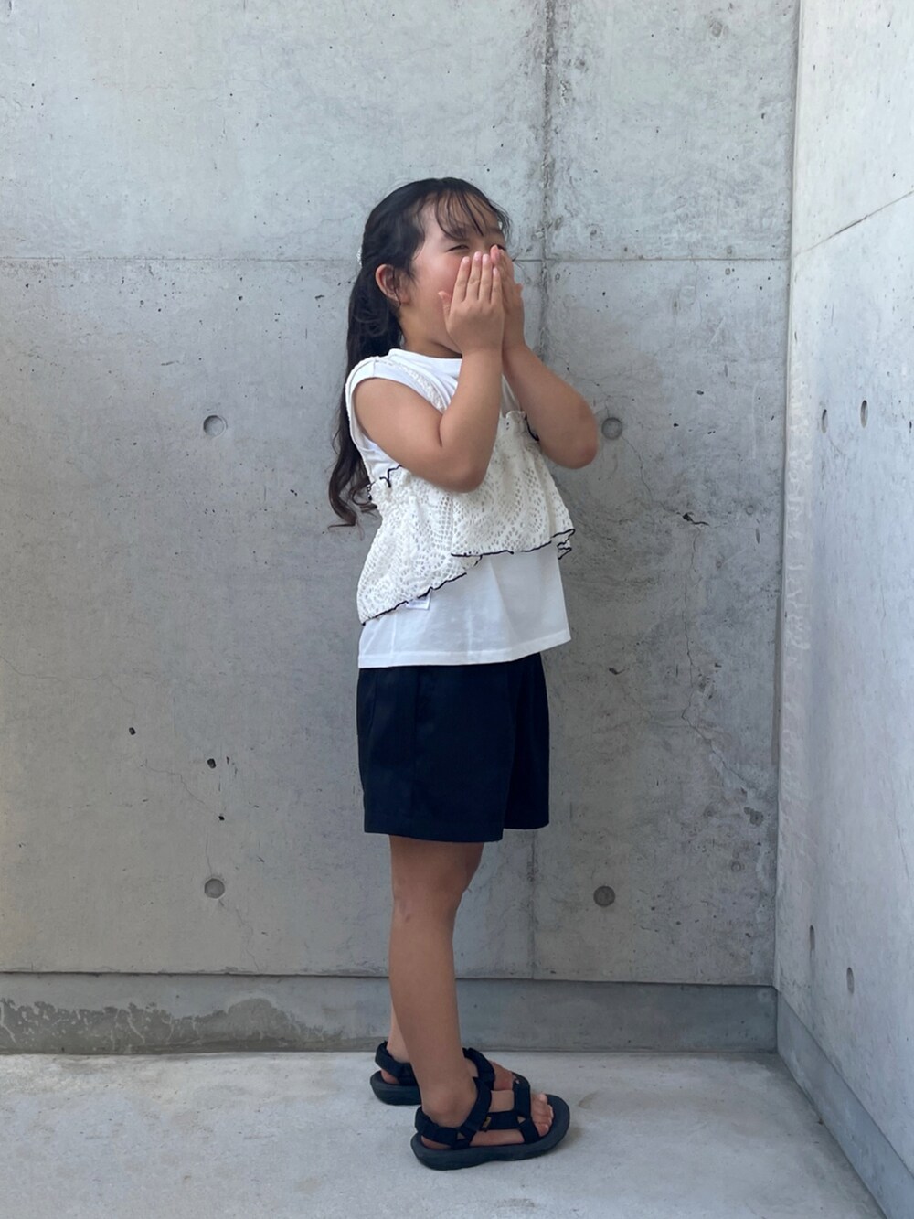 ホワイト系のその他トップス、ブラック系のその他パンツ、ブラック系のサンダルを着用したキッズの夏コーディネートの4枚目の写真