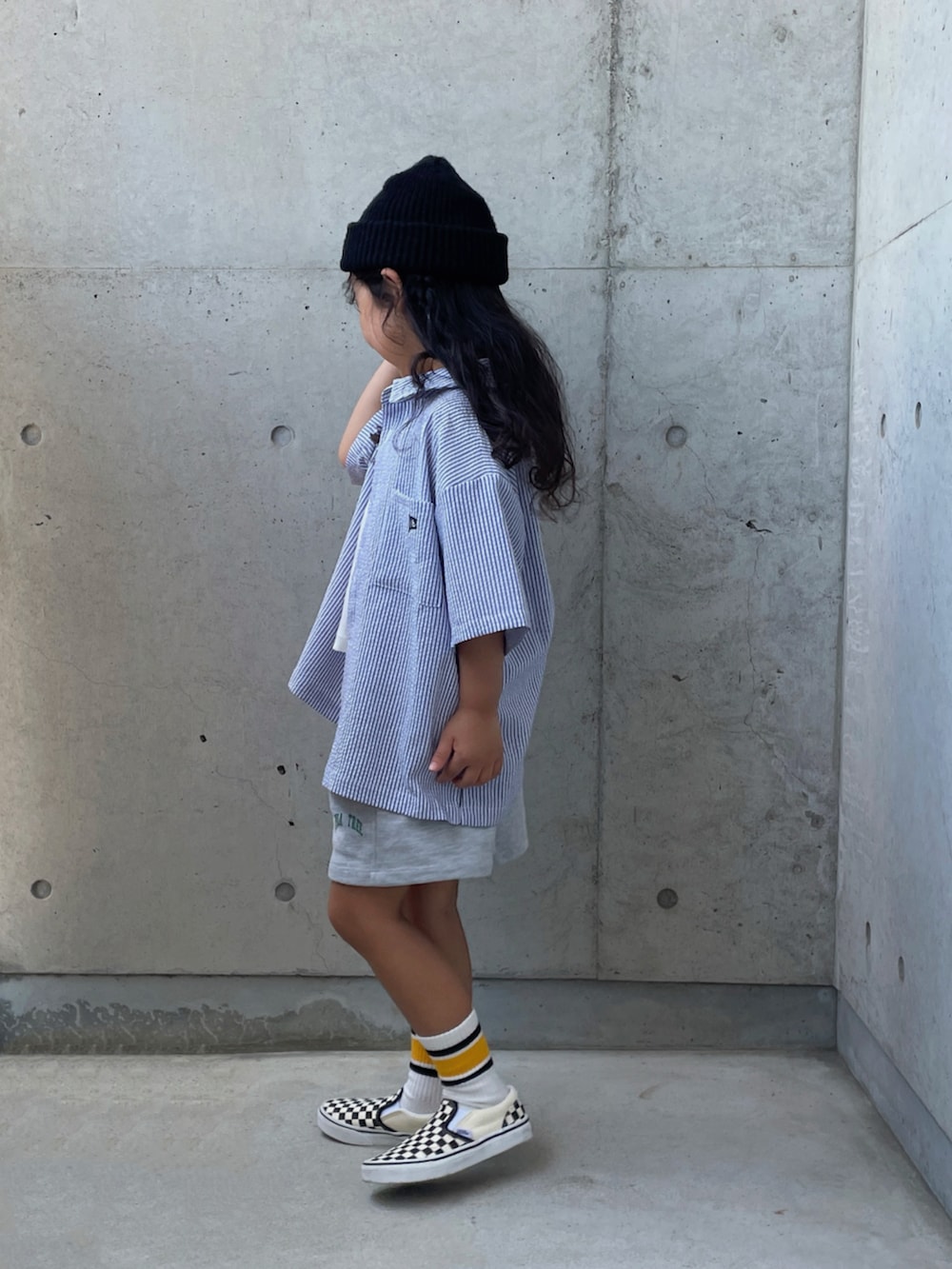 ブルー系のシャツ/ブラウス、ホワイト系のシャツ/ブラウス、グレー系のその他パンツを着用したキッズの夏コーディネートの3枚目の写真