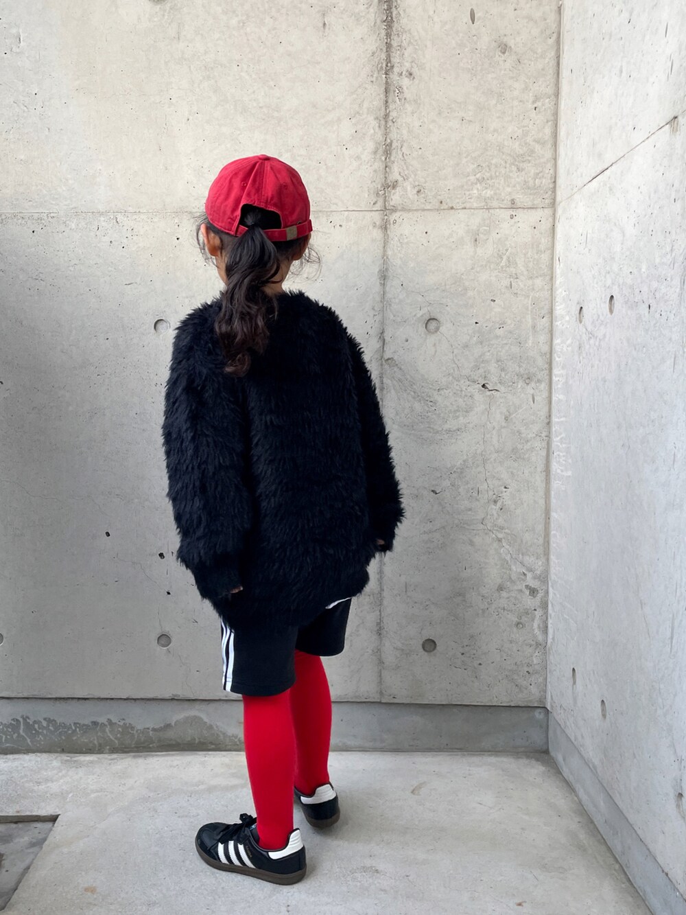 ブラック系のニット/セーター、ホワイト系のTシャツ/カットソー、ブラック系のその他パンツを着用したキッズの冬コーディネートの5枚目の写真