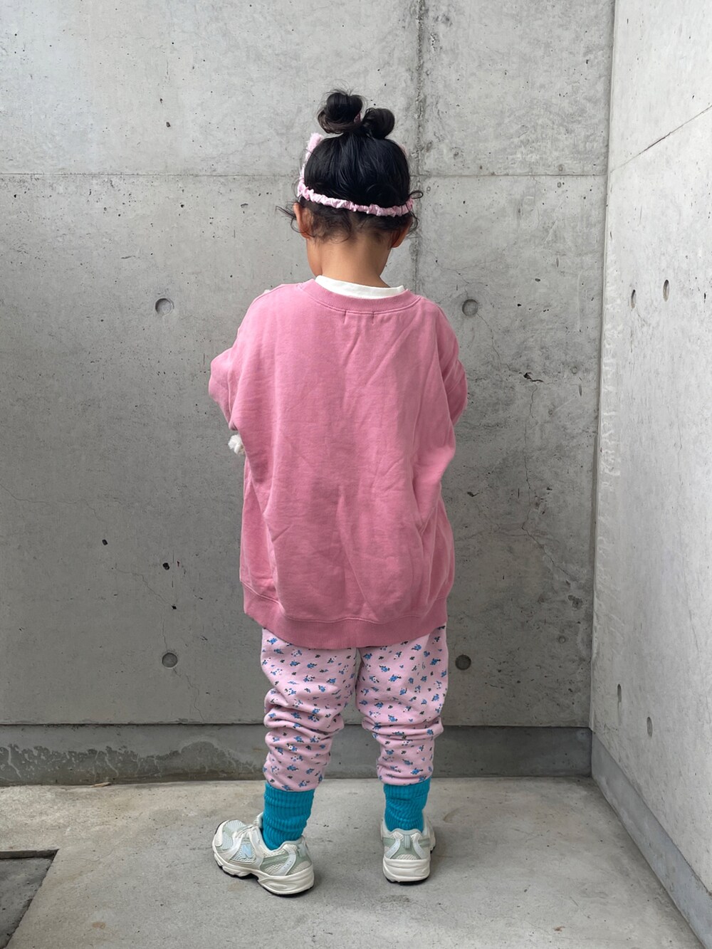 ピンク系のスウェット、ピンク系のその他パンツ、ホワイト系のスニーカーを着用したキッズの秋コーディネートの4枚目の写真