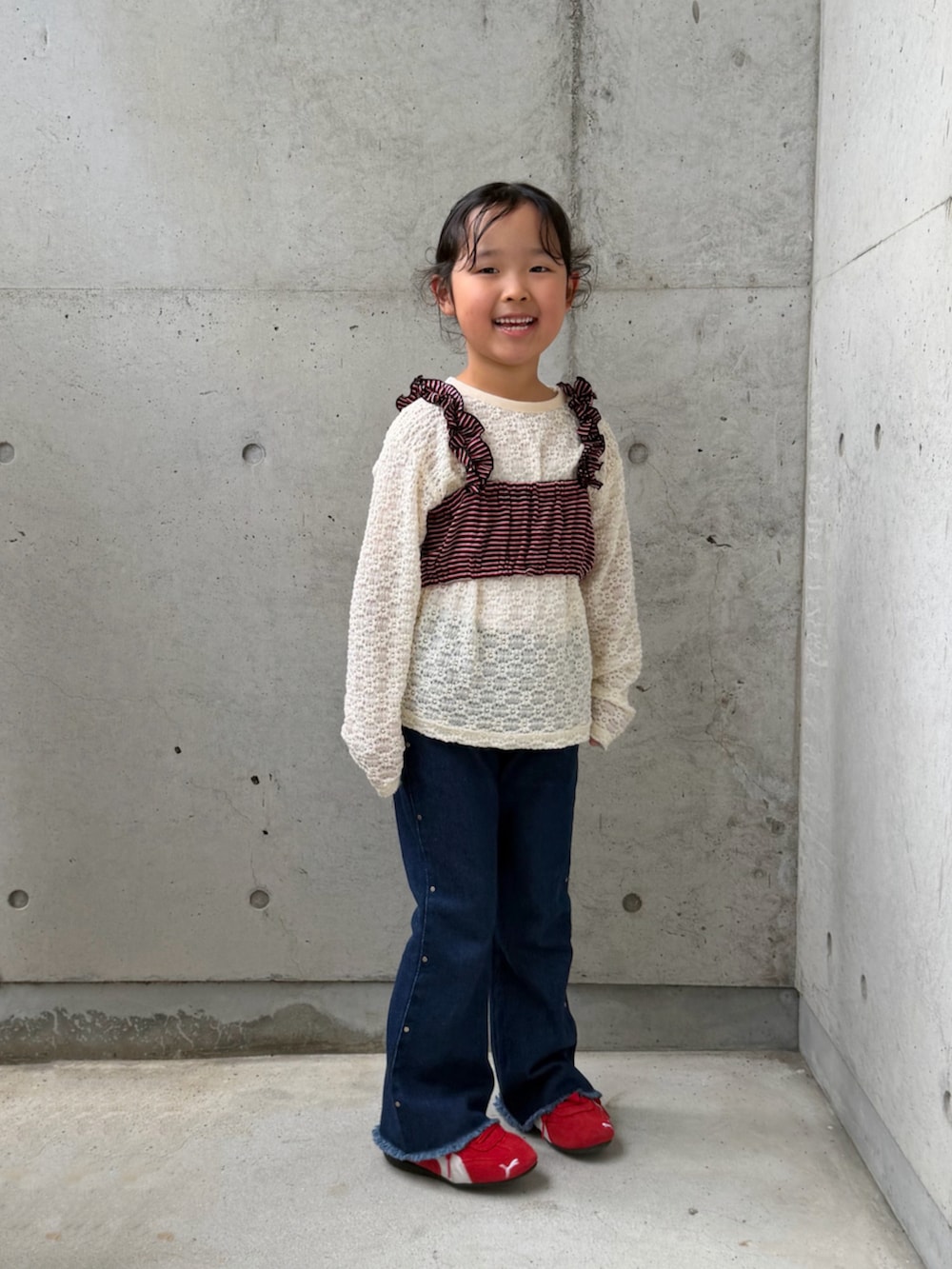 ブルー系のデニムパンツ、ホワイト系のTシャツ/カットソー、レッド系のスニーカーを着用したキッズの秋コーディネートの3枚目の写真