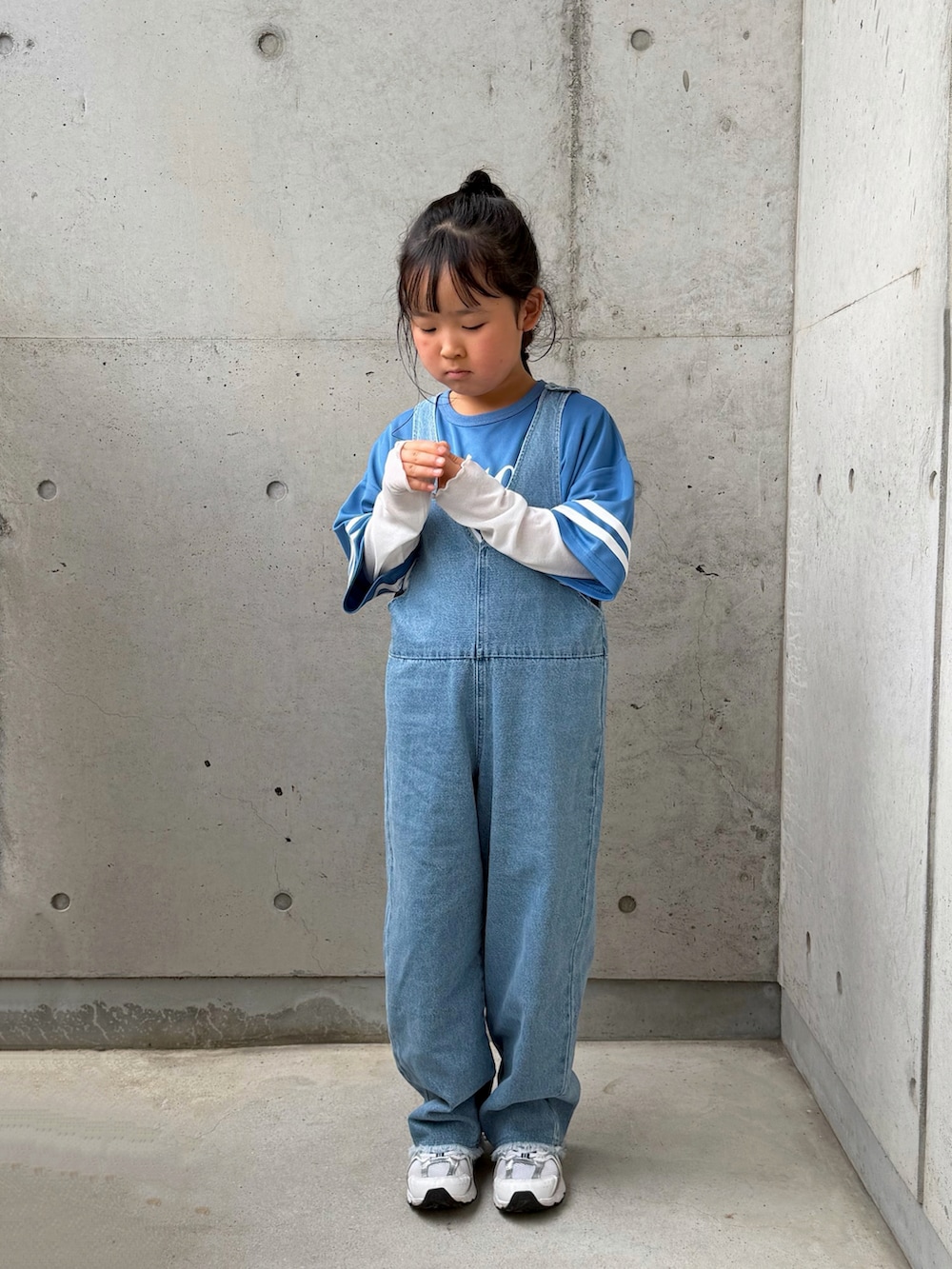 ブルー系のTシャツ/カットソー、ブルー系のサロペット/オーバーオール、ホワイト系のスニーカーを着用したキッズの春コーディネートの4枚目の写真