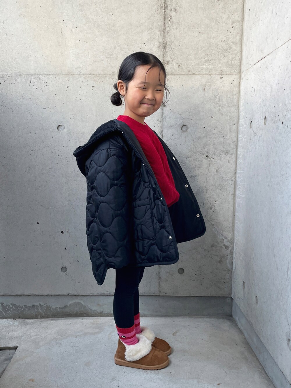 「冬コーデ、クリスマスに着たい服、マイベストコーデ2024、キッズファッション、赤ニット、ニット、コーデュロイパンツ、キルティングジャケット、ブルゾン、ブーツ、ヘアアレンジ、プチプラ、ムートンブーツ」｜「UNIQLOのアイテム（ニット/セーター、レッド系）」を使った、ioooさん（キッズ・110cm）の冬コーディネートの3枚目の写真