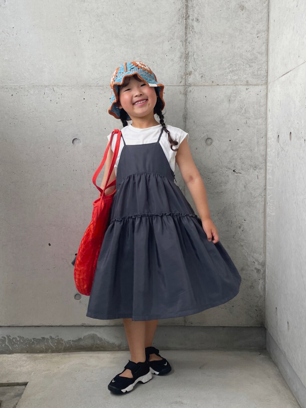 グレー系のワンピース、ブラック系のスニーカー、ブラック系のワンピースを着用したキッズの夏コーディネートの5枚目の写真