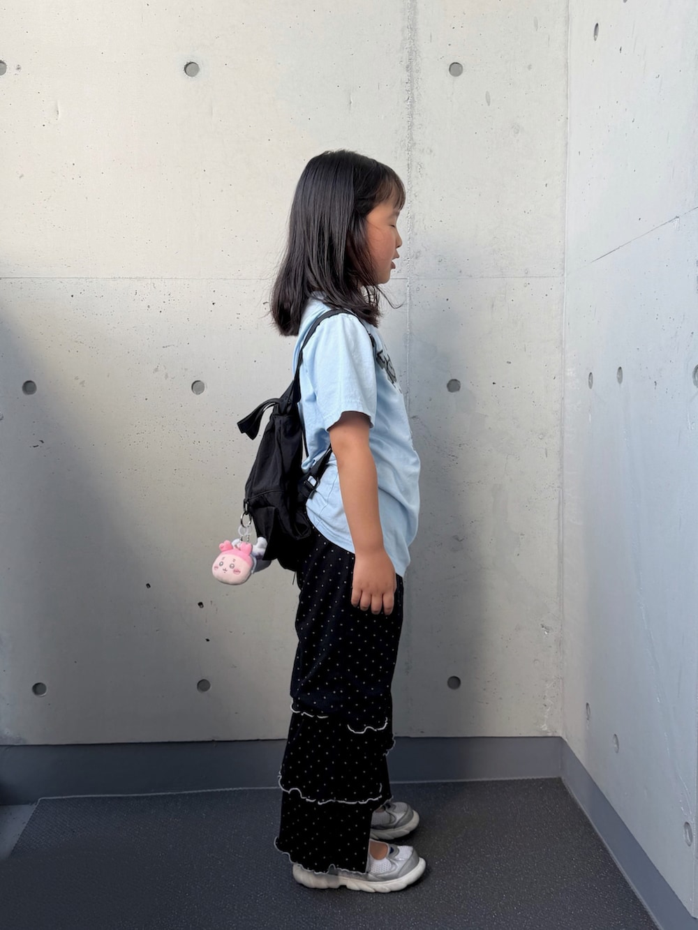 シルバー系のスニーカー、ブラック系のその他パンツ、ブラック系のバックパック/リュックを着用したキッズの夏コーディネートの5枚目の写真