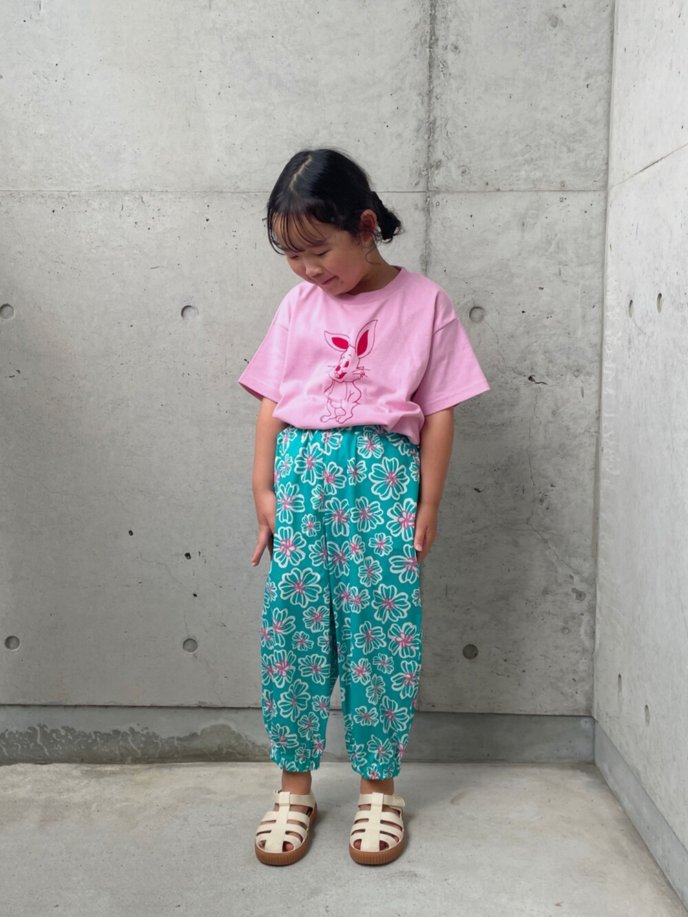 ピンク系のTシャツ/カットソー、ホワイト系のサンダル、グリーン系のその他パンツを着用したキッズの夏コーディネートの4枚目の写真