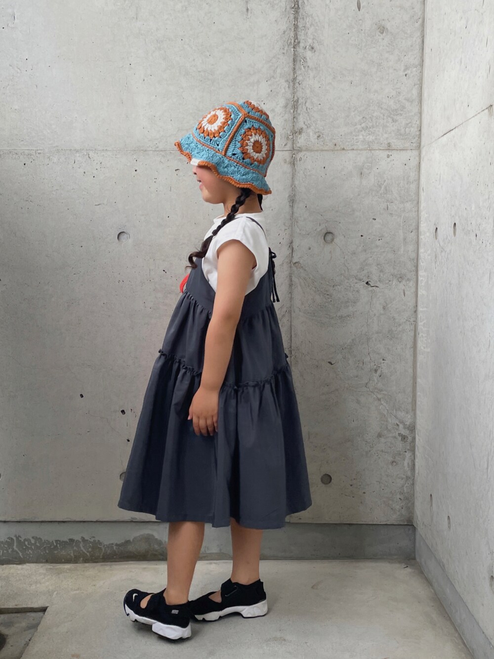 グレー系のワンピース、ブラック系のスニーカー、ブラック系のワンピースを着用したキッズの夏コーディネートの2枚目の写真