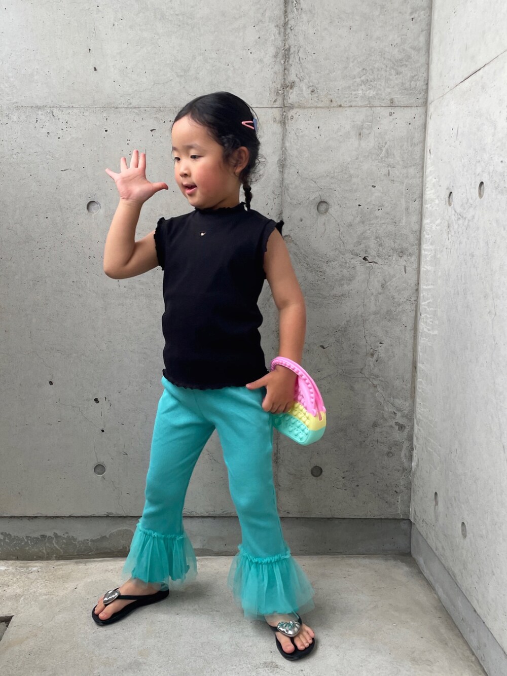 ブラック系のサンダル、ブラック系のトップス、ブルー系のパンツを着用したキッズの春コーディネートの4枚目の写真