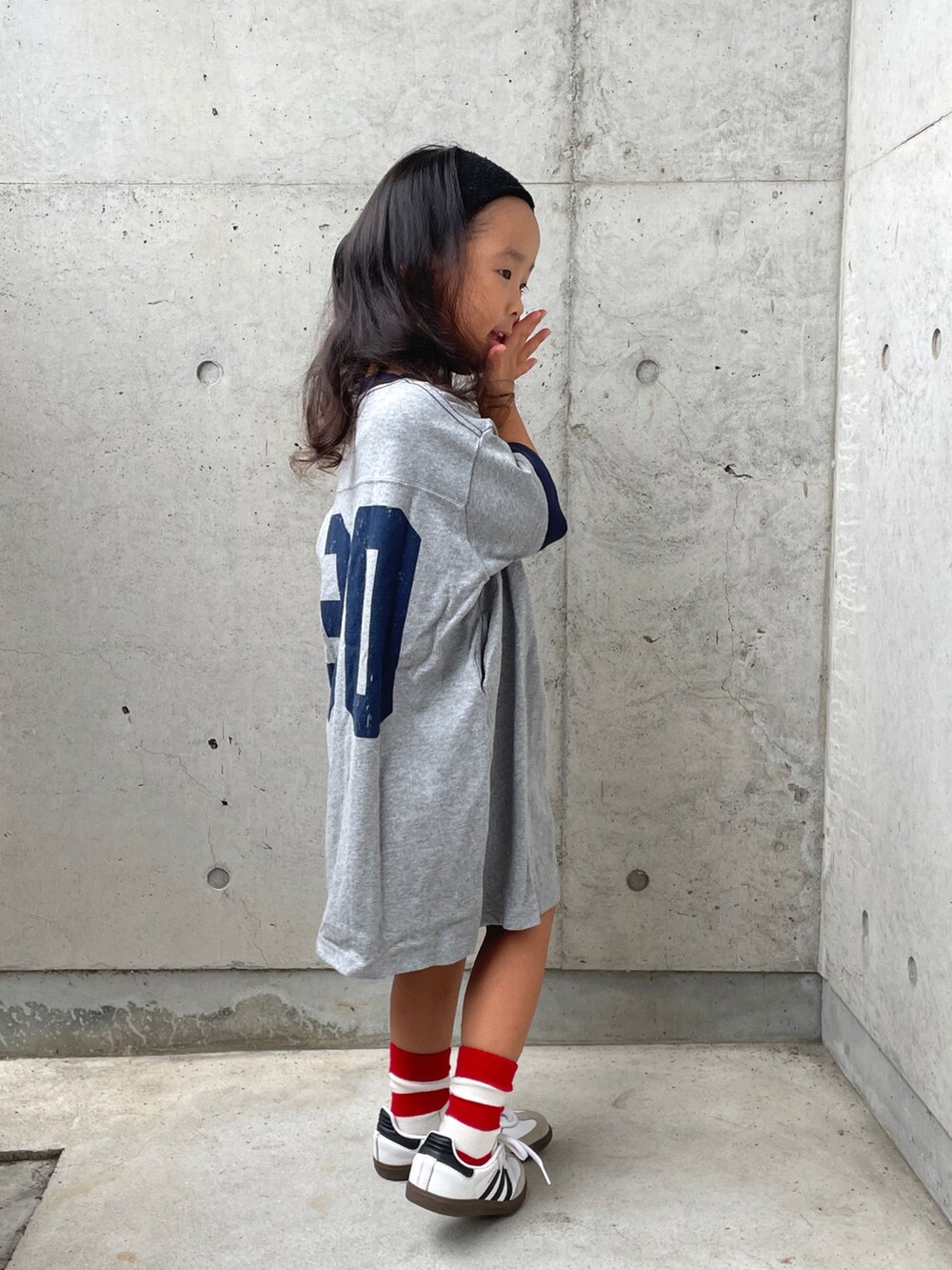 ホワイト系のスニーカー、グレー系のワンピース、グレー系のソックス/靴下を着用したキッズの夏コーディネートの3枚目の写真