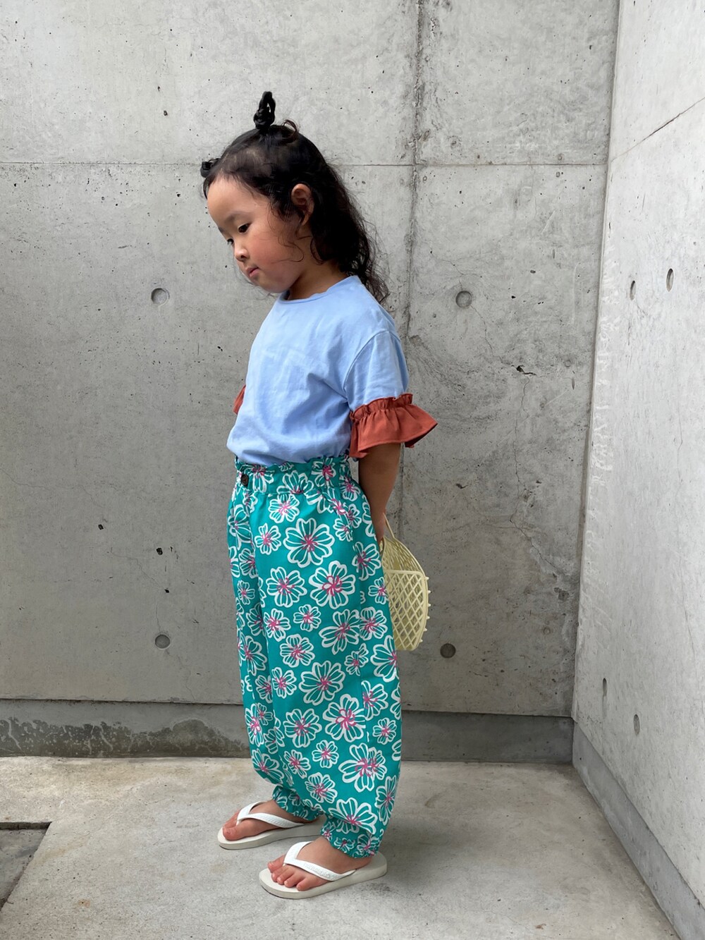 グリーン系のその他パンツ、ホワイト系のサンダル、ブルー系のTシャツ/カットソーを着用したキッズの夏コーディネートの4枚目の写真