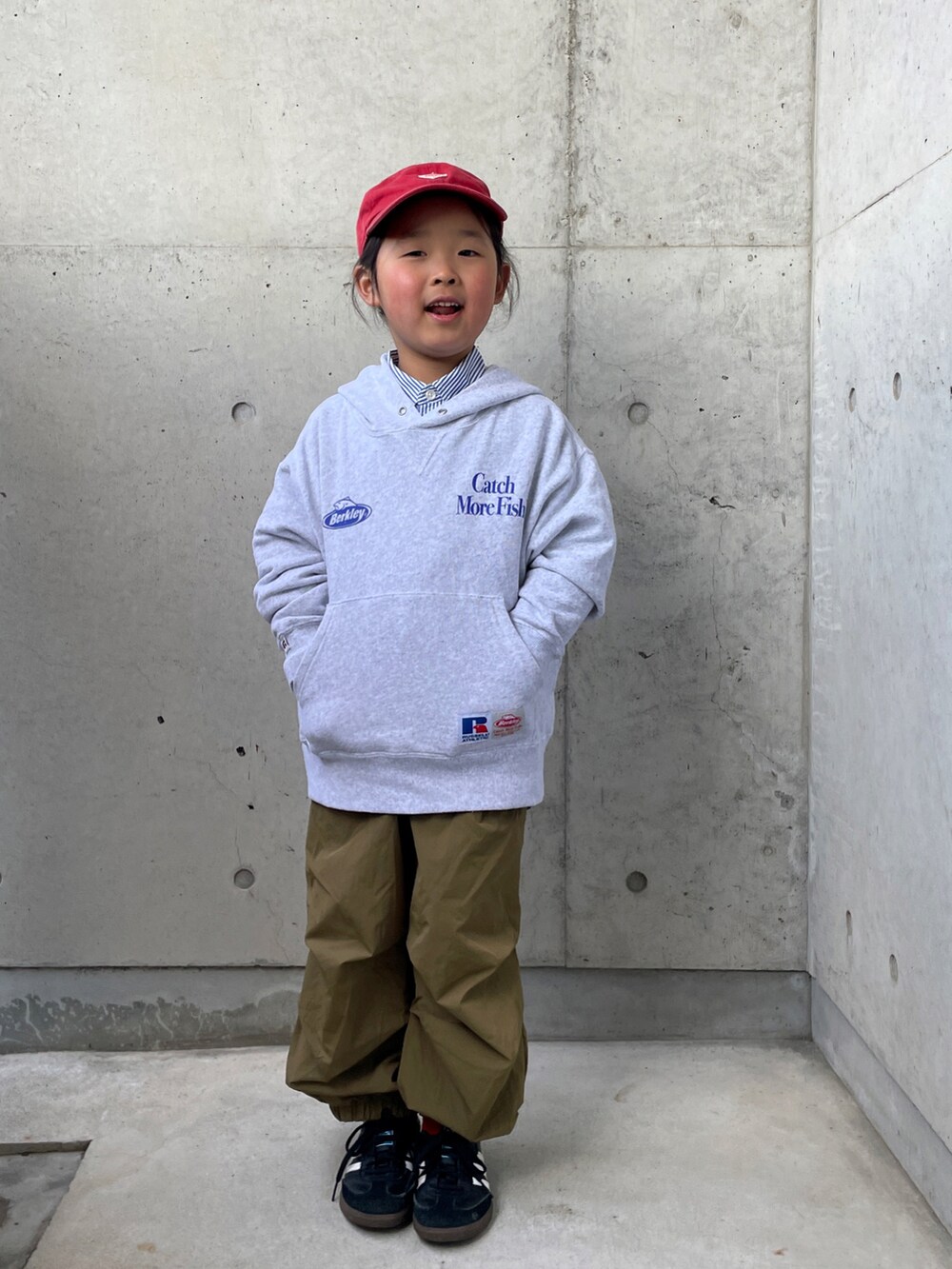 グレー系のスウェット、ブルー系のシャツ/ブラウス、グリーン系のパンツを着用したキッズの冬コーディネートの5枚目の写真