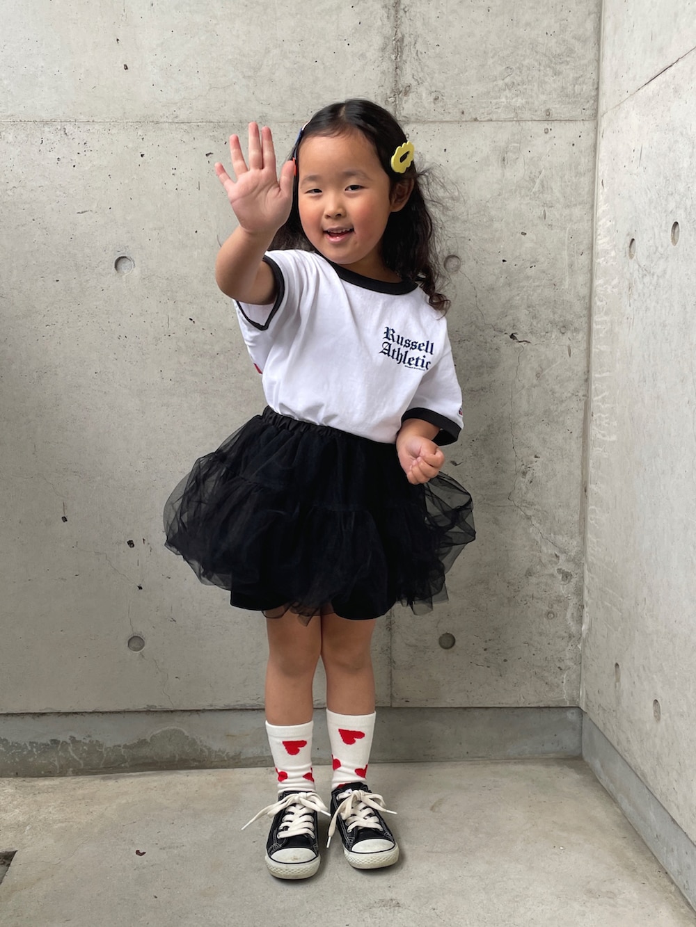 「キッズゴーデ、デートコーデ、おんなのこ、リンガーTシャツ、チュールスカート、モノトーン、夏だ！Tシャツ着よう！、スニーカーコーデ、スニーカー、ガーリー、モノトーンコーデ、キッズファッション、おしゃれさんと繋がりたい、アメカジ、カジュアルコーデ」｜「Russell Athleticの【別注】＜RUSSELL ATHLETIC＞プリント リンガー Tシャツ 100cm-130cm（Tシャツ/カットソー、ホワイト系）」を使った、ioooさん（キッズ・110cm）の春コーディネートの4枚目の写真