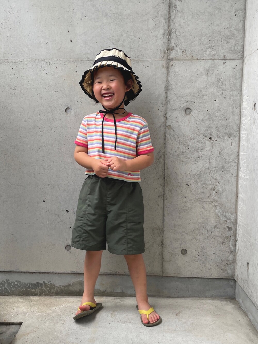 その他のTシャツ/カットソー、グリーン系のパンツ、ブラウン系のサンダルを着用したキッズの夏コーディネートの5枚目の写真