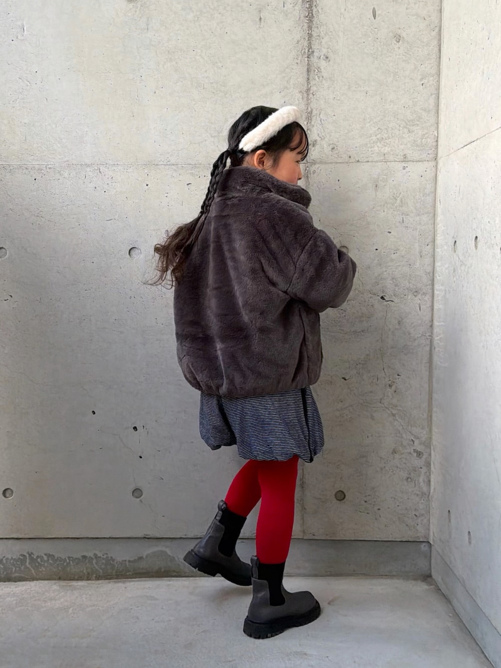 ブルー系のニット/セーター、ホワイト系のニット/セーター、グレー系のブルゾンを着用したキッズの冬コーディネートの2枚目の写真