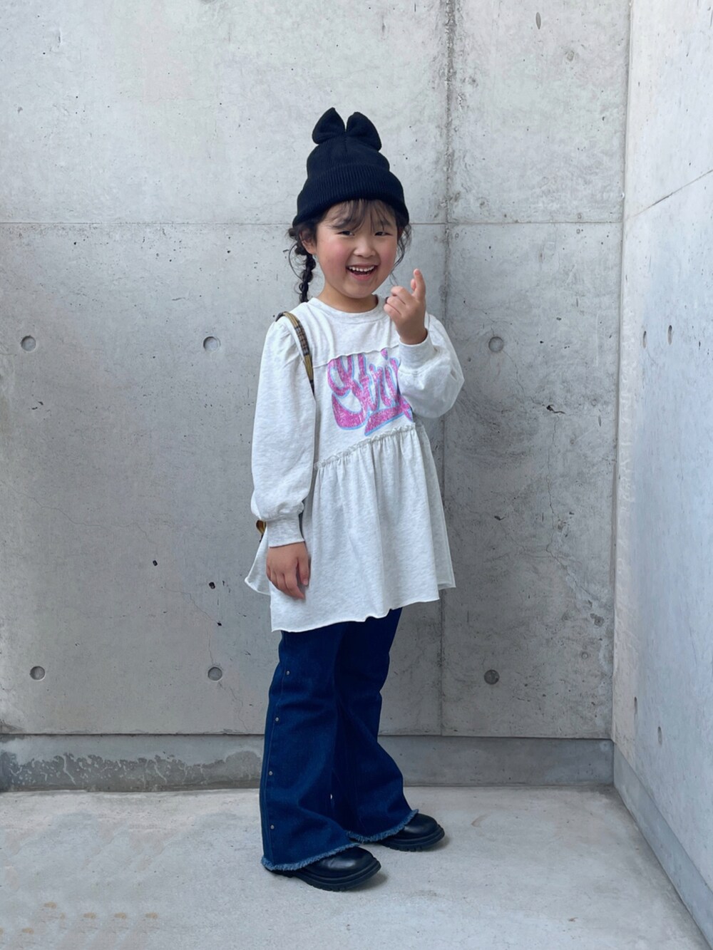 ブルー系のデニムパンツ、グレー系のワンピース、イエロー系のバックパック/リュックを着用したキッズの夏コーディネートの4枚目の写真