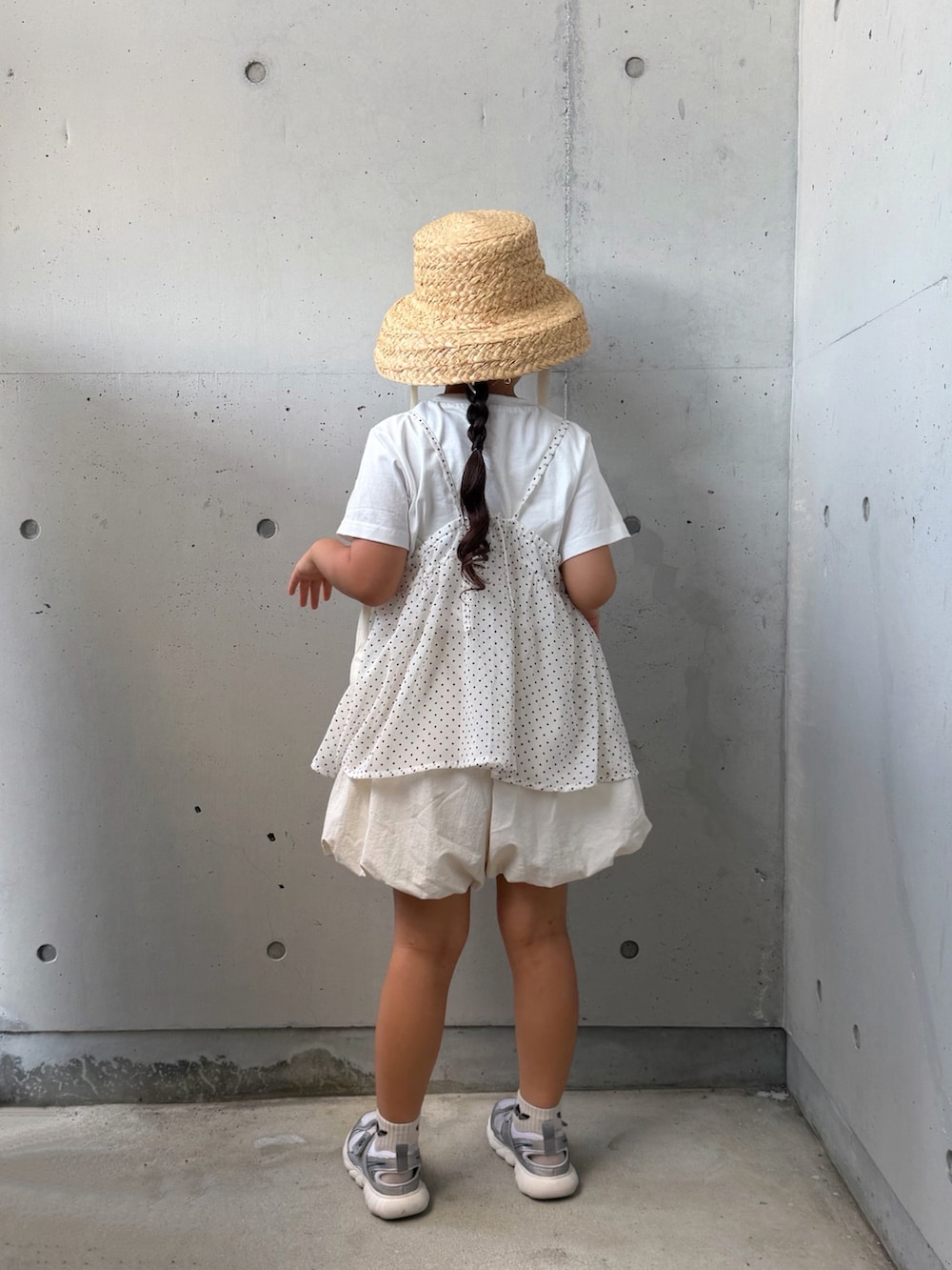 ホワイト系のTシャツ/カットソー、ホワイト系のその他パンツ、シルバー系のスニーカーを着用したキッズの夏コーディネートの3枚目の写真