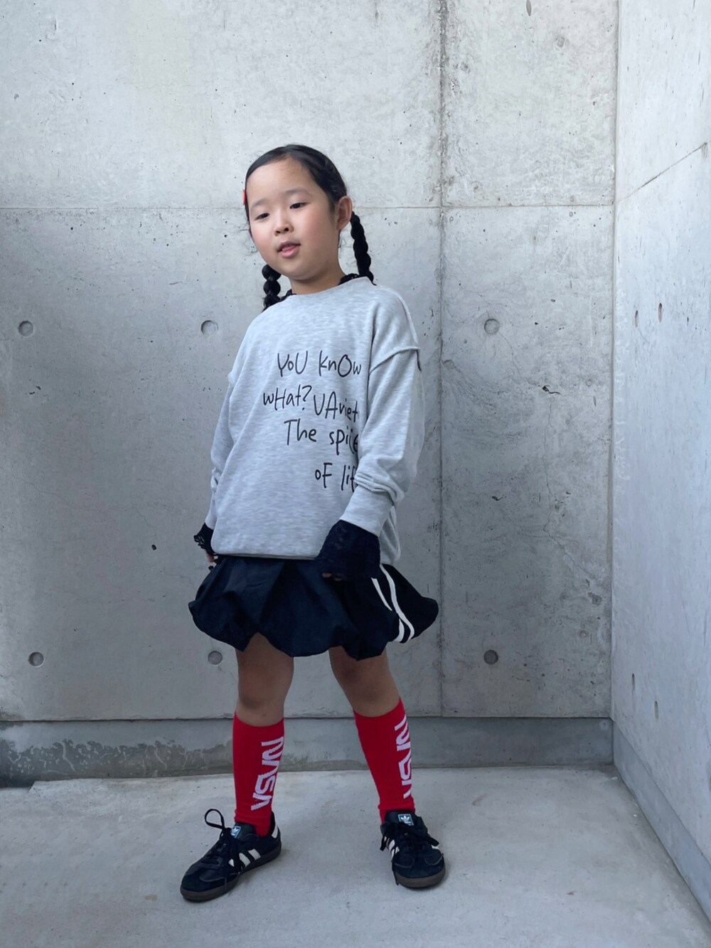 グレー系のTシャツ/カットソー、ブラック系のTシャツ/カットソー、ブラック系のスニーカーを着用したキッズの秋コーディネートの5枚目の写真